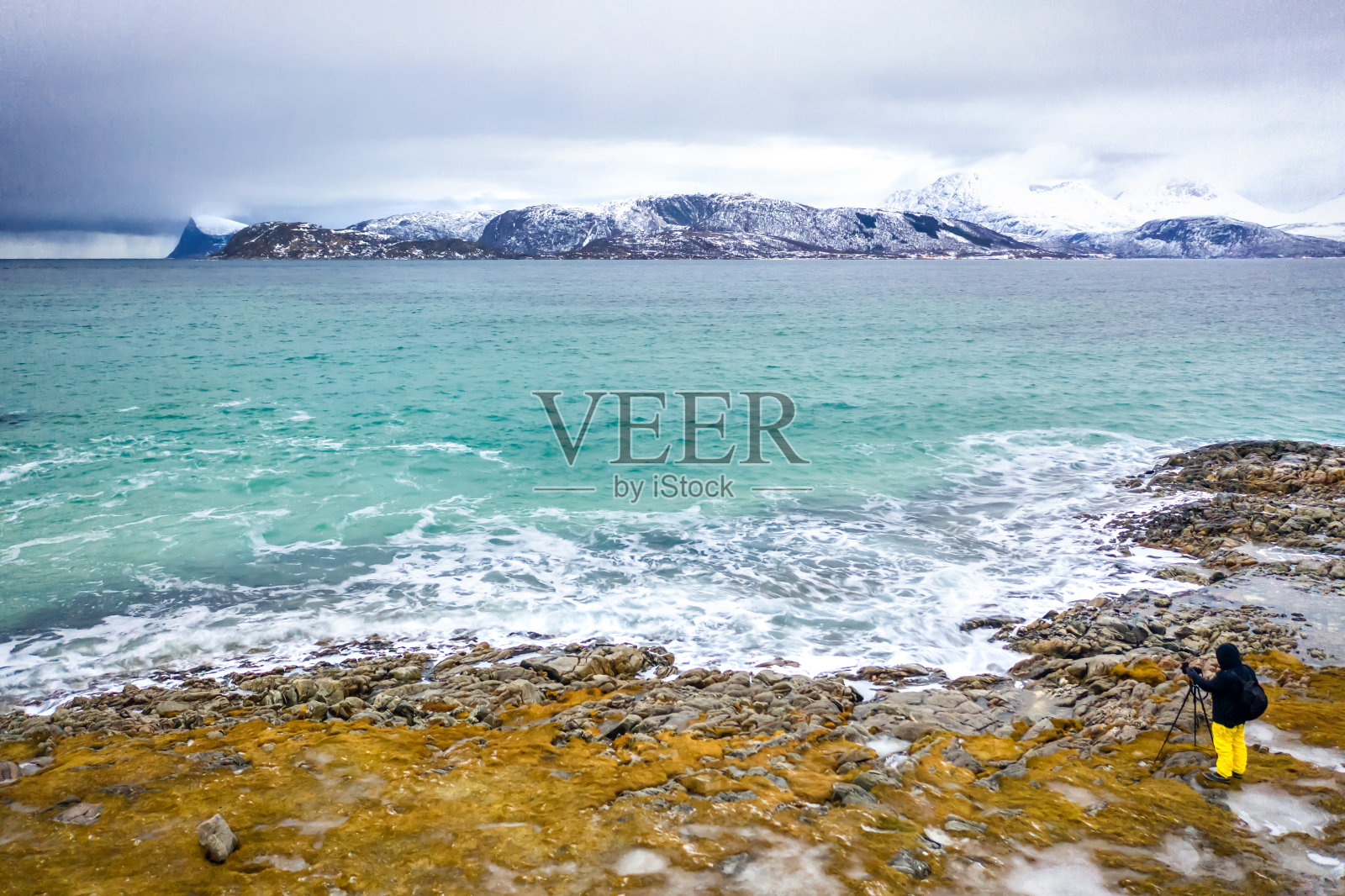 摄影师在挪威海前照片摄影图片