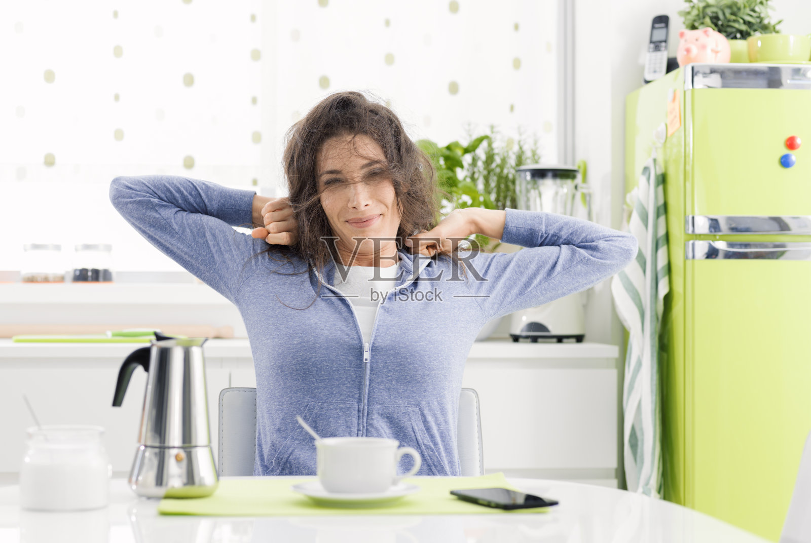 疲惫的女人在家里吃早餐照片摄影图片