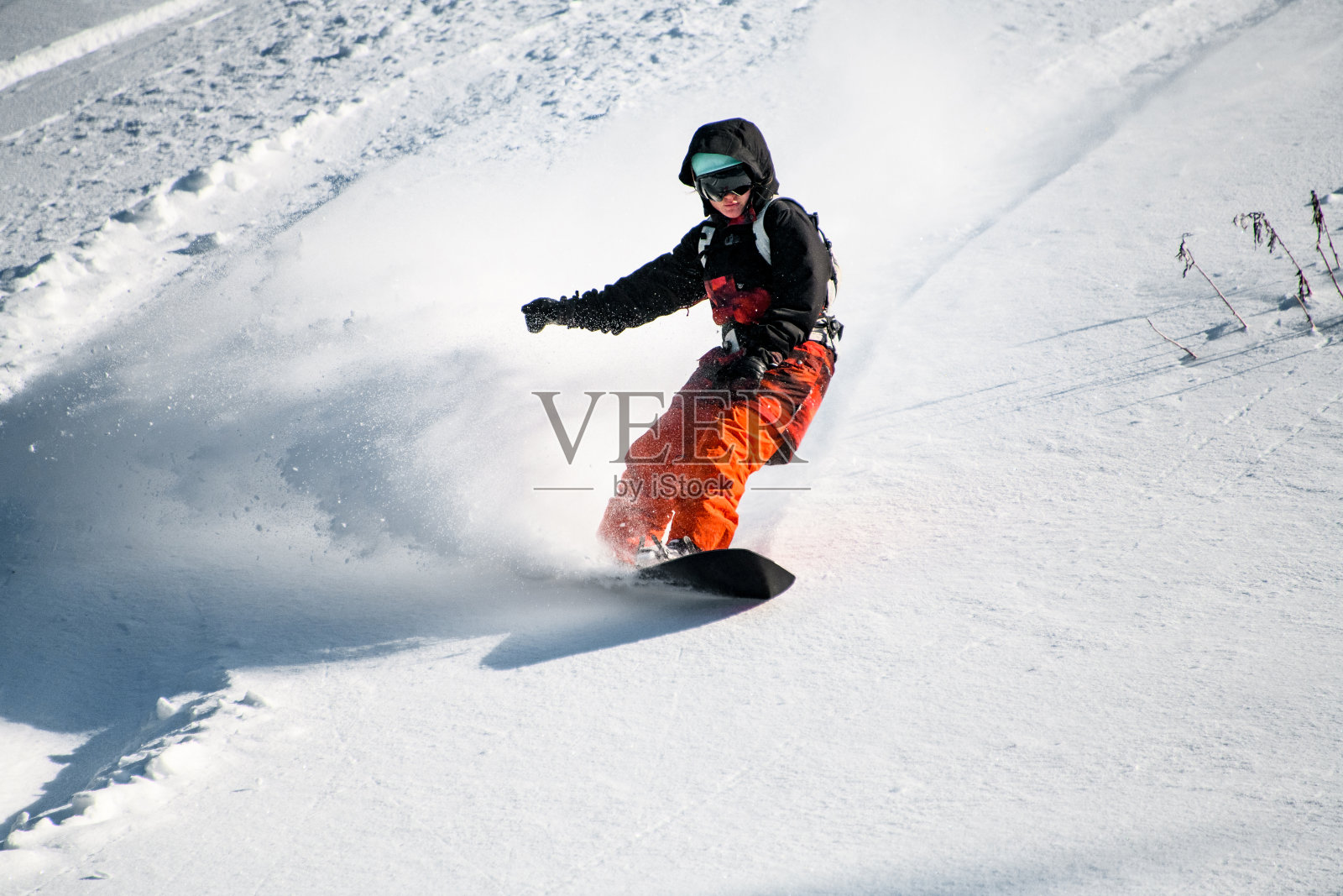 女孩用专业滑雪板从山上滑下来照片摄影图片