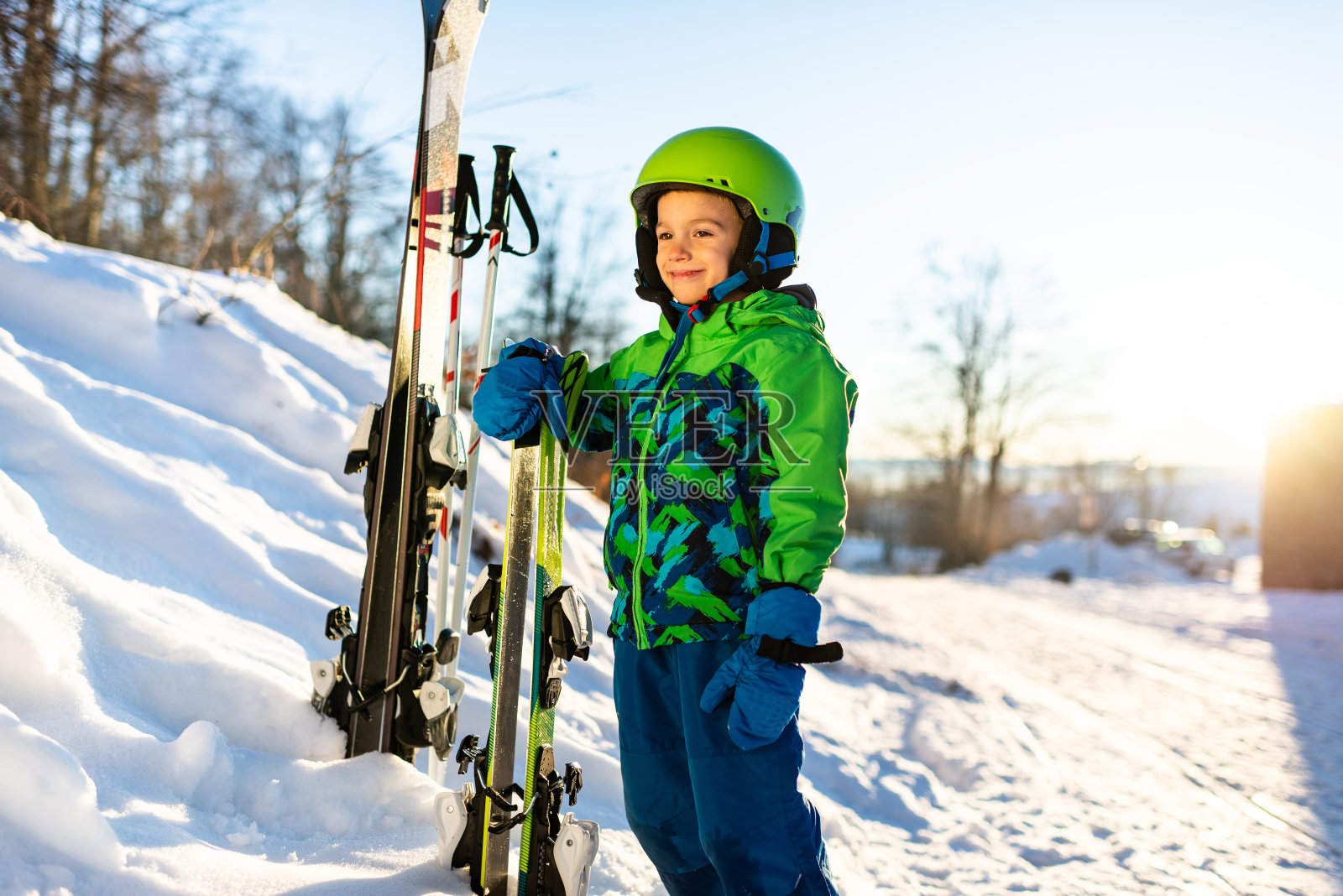美丽微笑的男孩在滑雪照片摄影图片