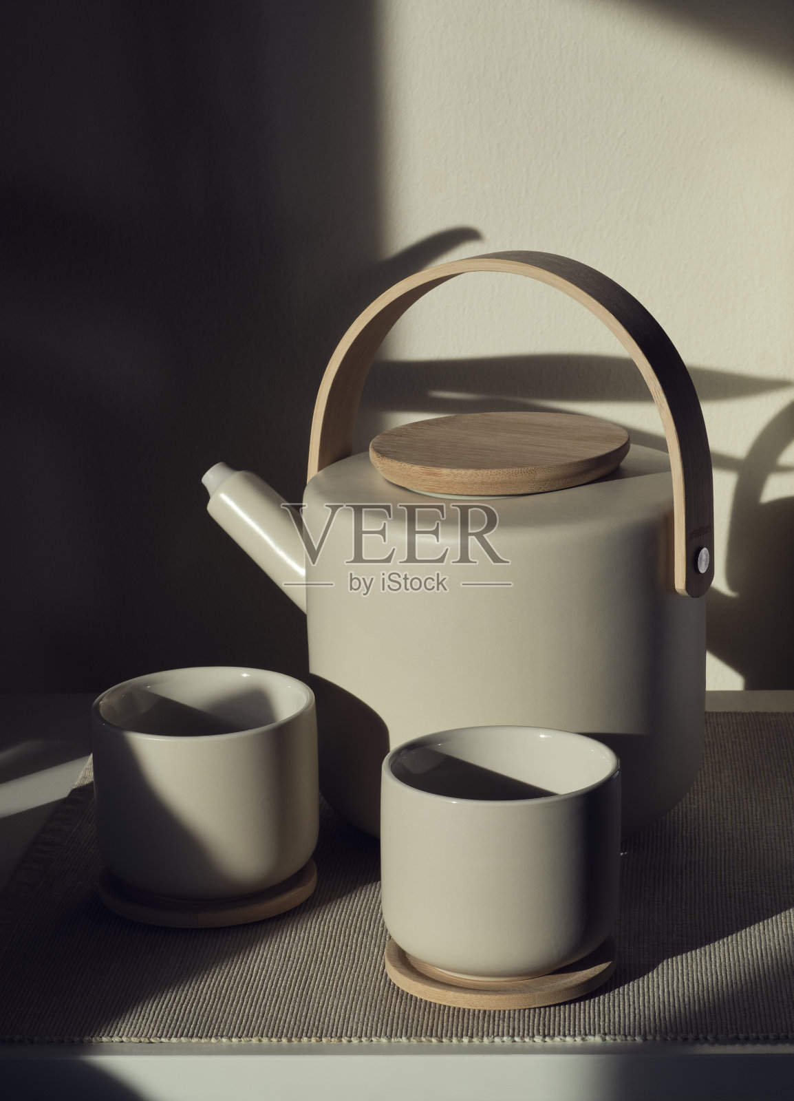 陶瓷茶具、杯子和茶碟照片摄影图片