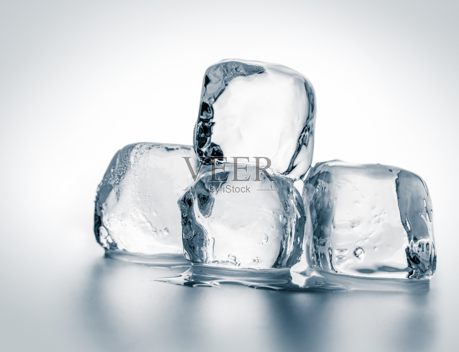 一组天然水晶透明的融化冰块在白色的背景。照片摄影图片