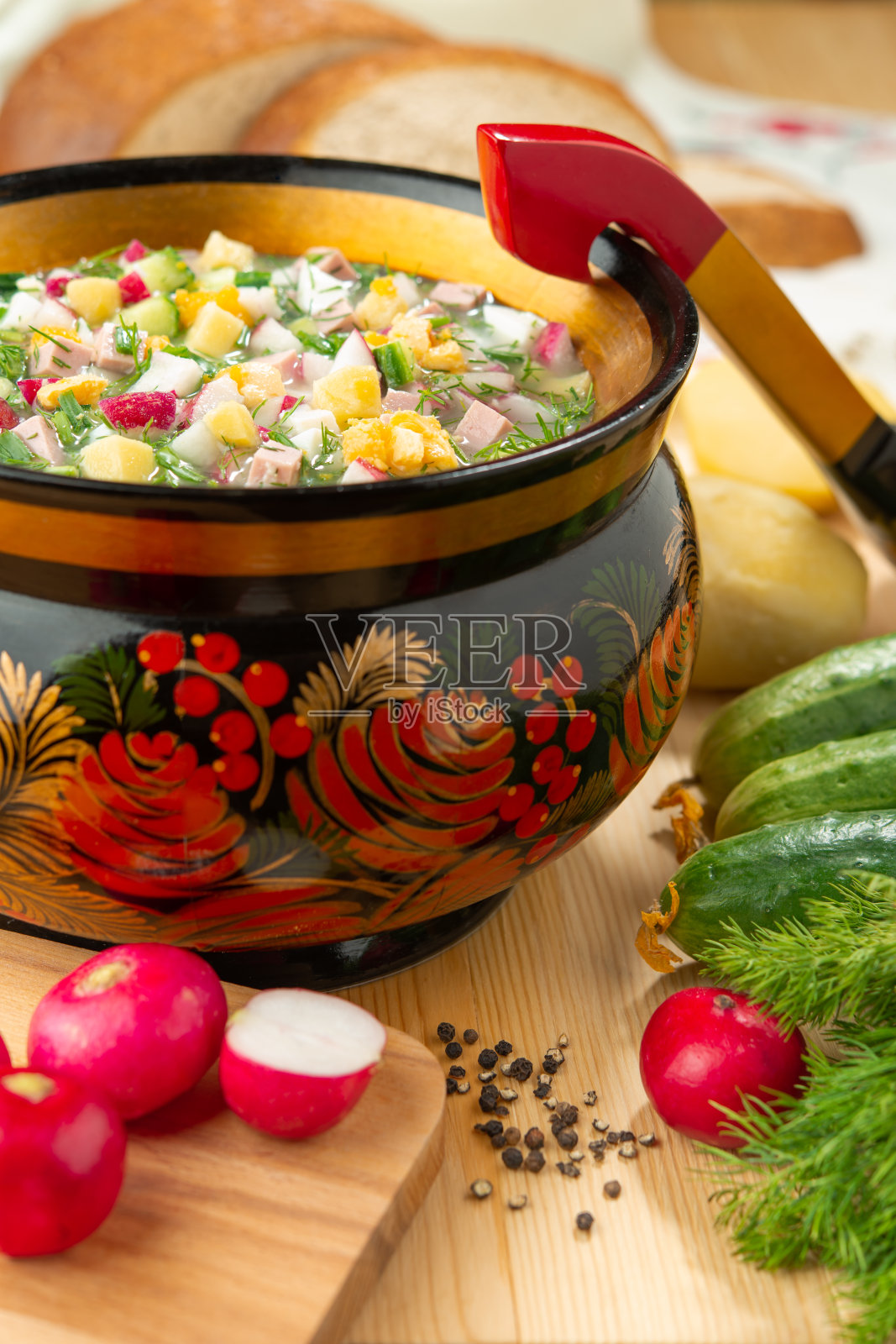 传统的俄罗斯夏季冷okroshka汤与开菲尔在一个碗在木材背景。从以上观点。Khokhloma-style木盘子。俄罗斯传统木画。失去了ups的照片。照片摄影图片