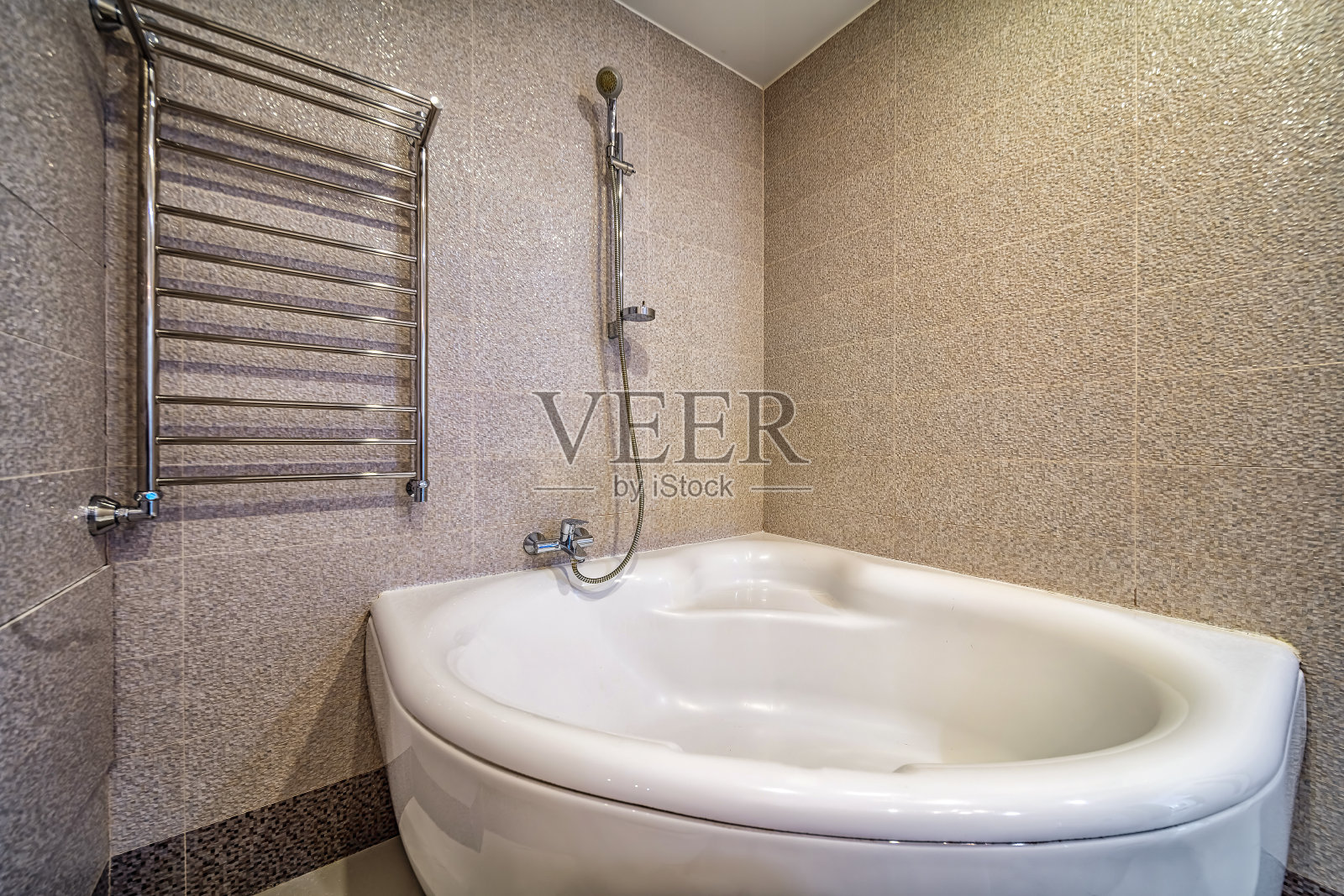 宽敞的新空热水浴缸浴缸管在浴室内部与现代瓷砖照片摄影图片