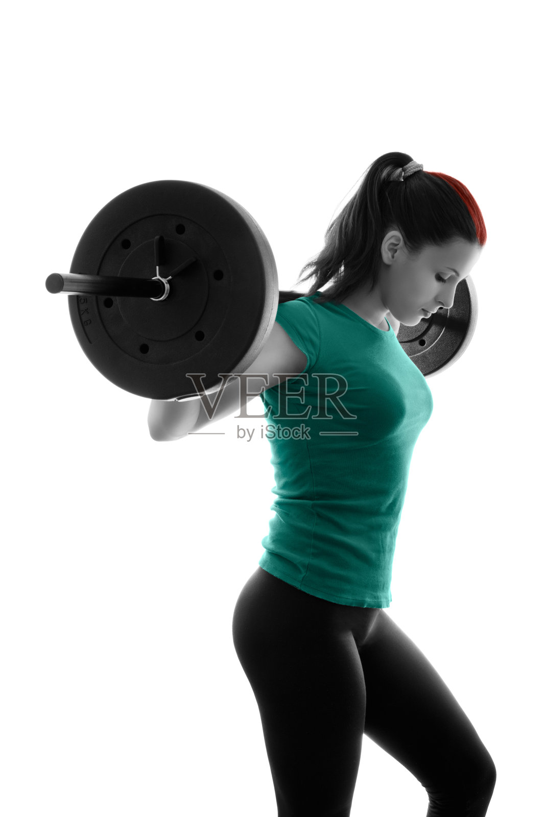 运动的年轻女子用杠铃锻炼照片摄影图片