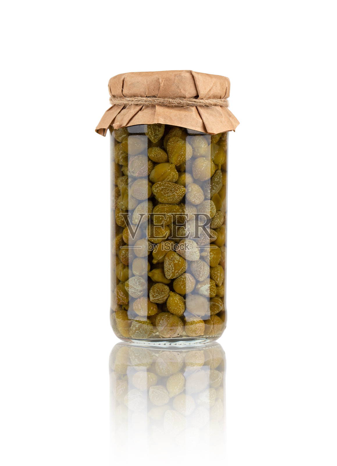 白色背景的玻璃罐子里的山豆。
自制腌酸豆罐子特写。照片摄影图片