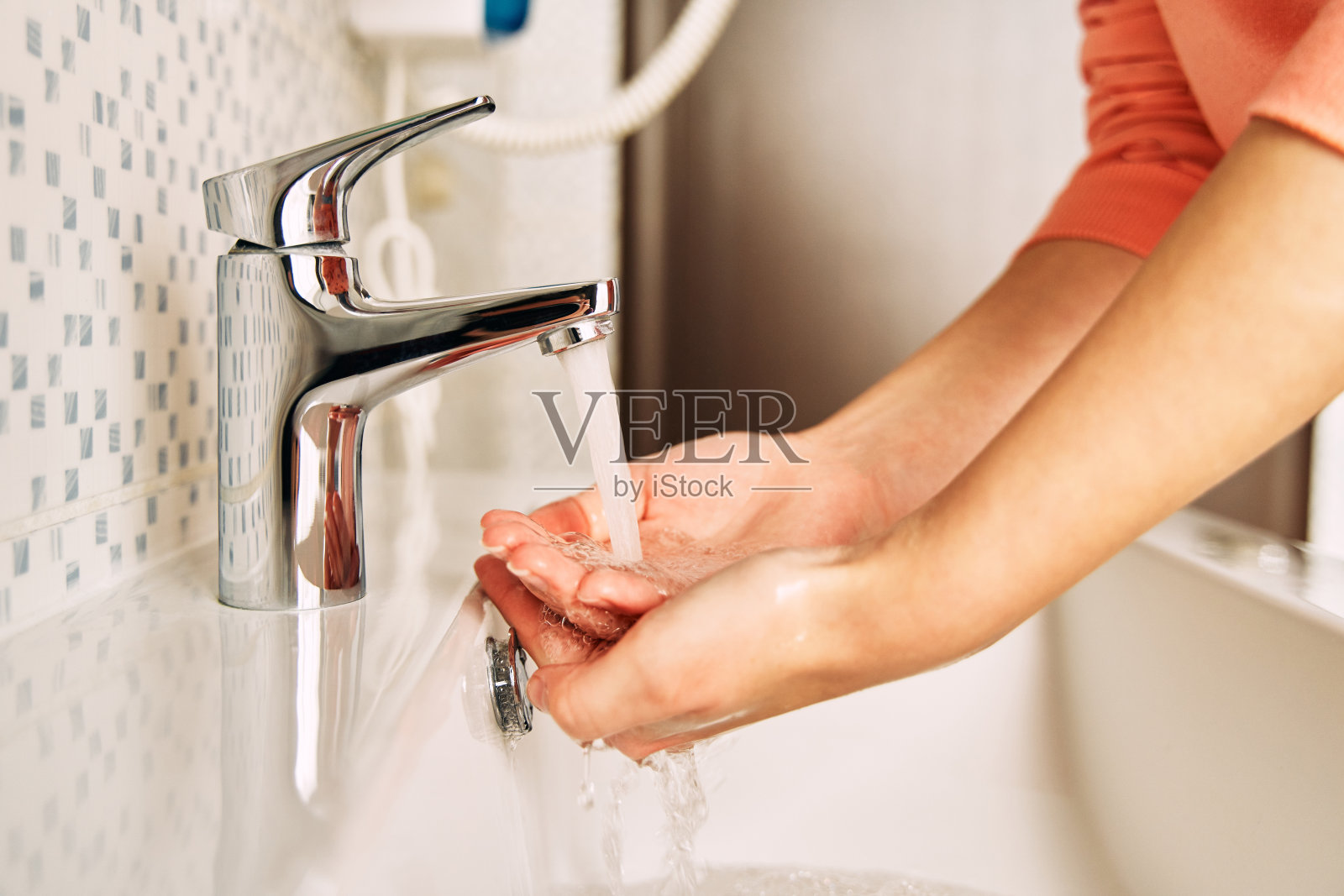 为了预防冠状病毒，女孩用肥皂洗手照片摄影图片