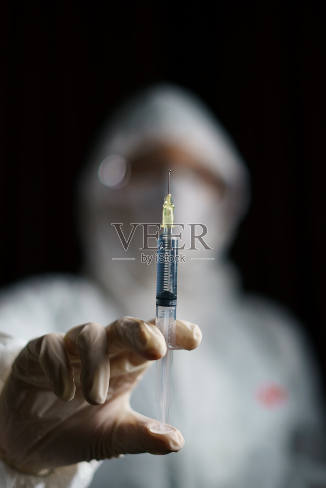 戴着生物危害防护服和面罩的女人
用于预防和治疗冠状病毒(Covid-19)的注射器式病毒疫苗照片摄影图片
