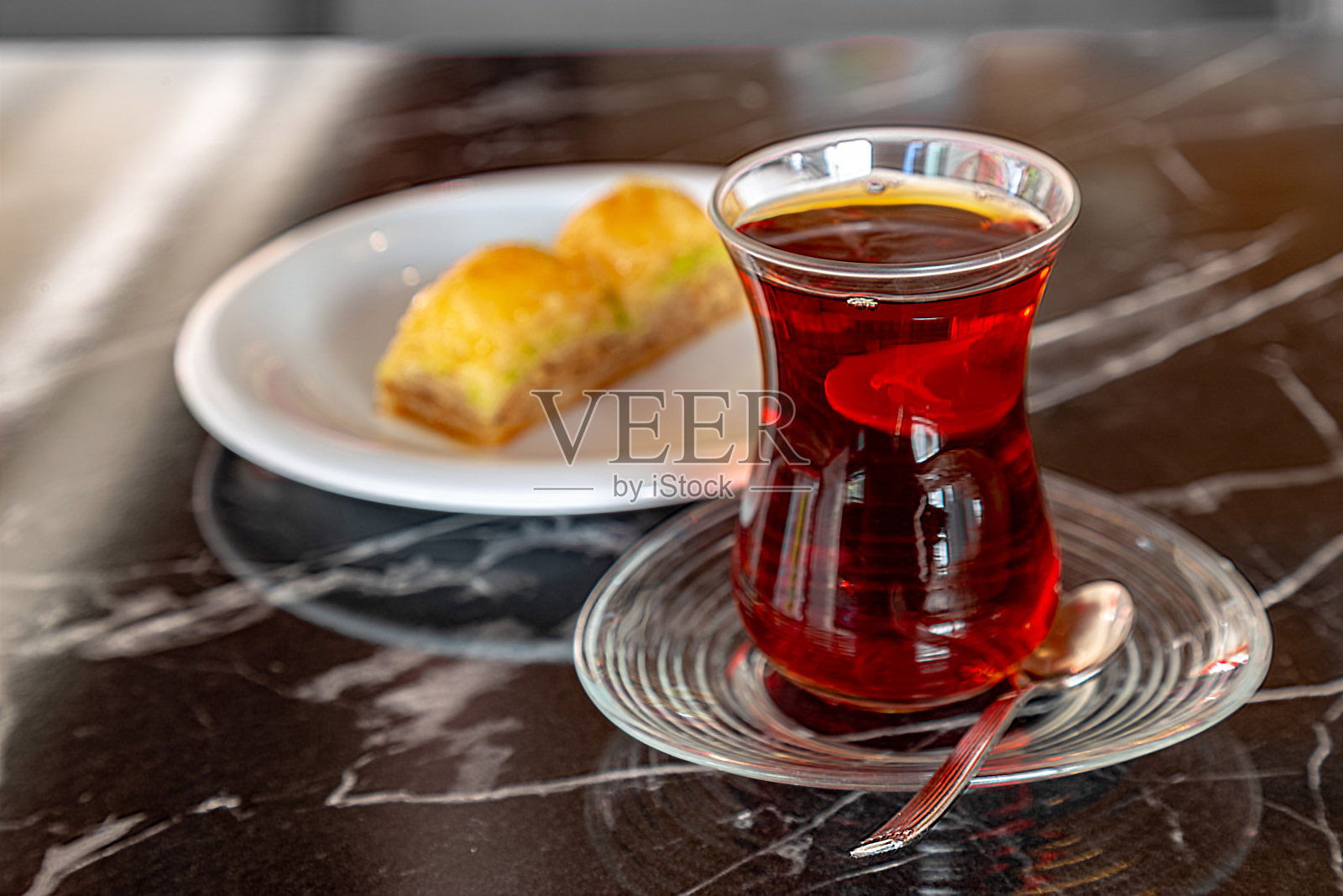 咖啡桌上放着土耳其茶和糖果。土耳其的食物和饮料。照片摄影图片