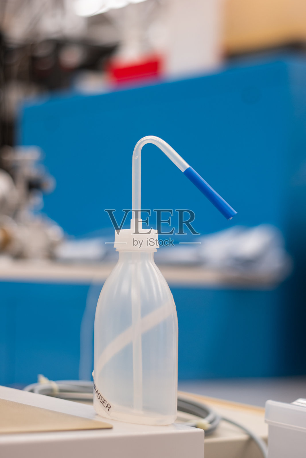 空白色塑料挤压瓶与管喷嘴在实验室浅场深度照片摄影图片