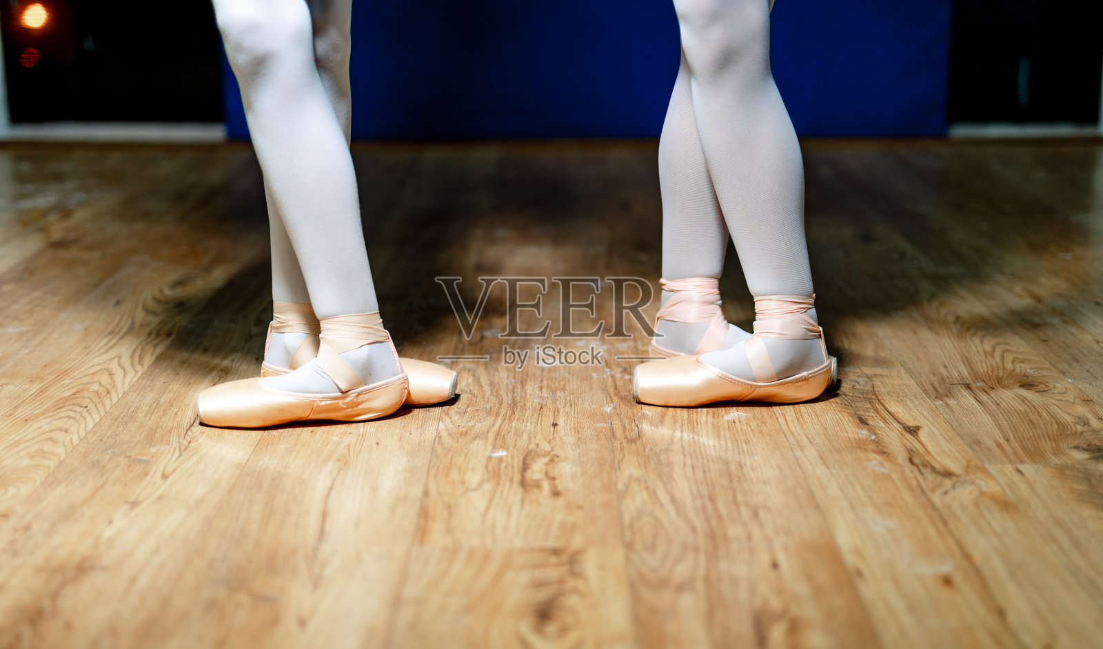 年轻芭蕾舞者的腿。照片摄影图片