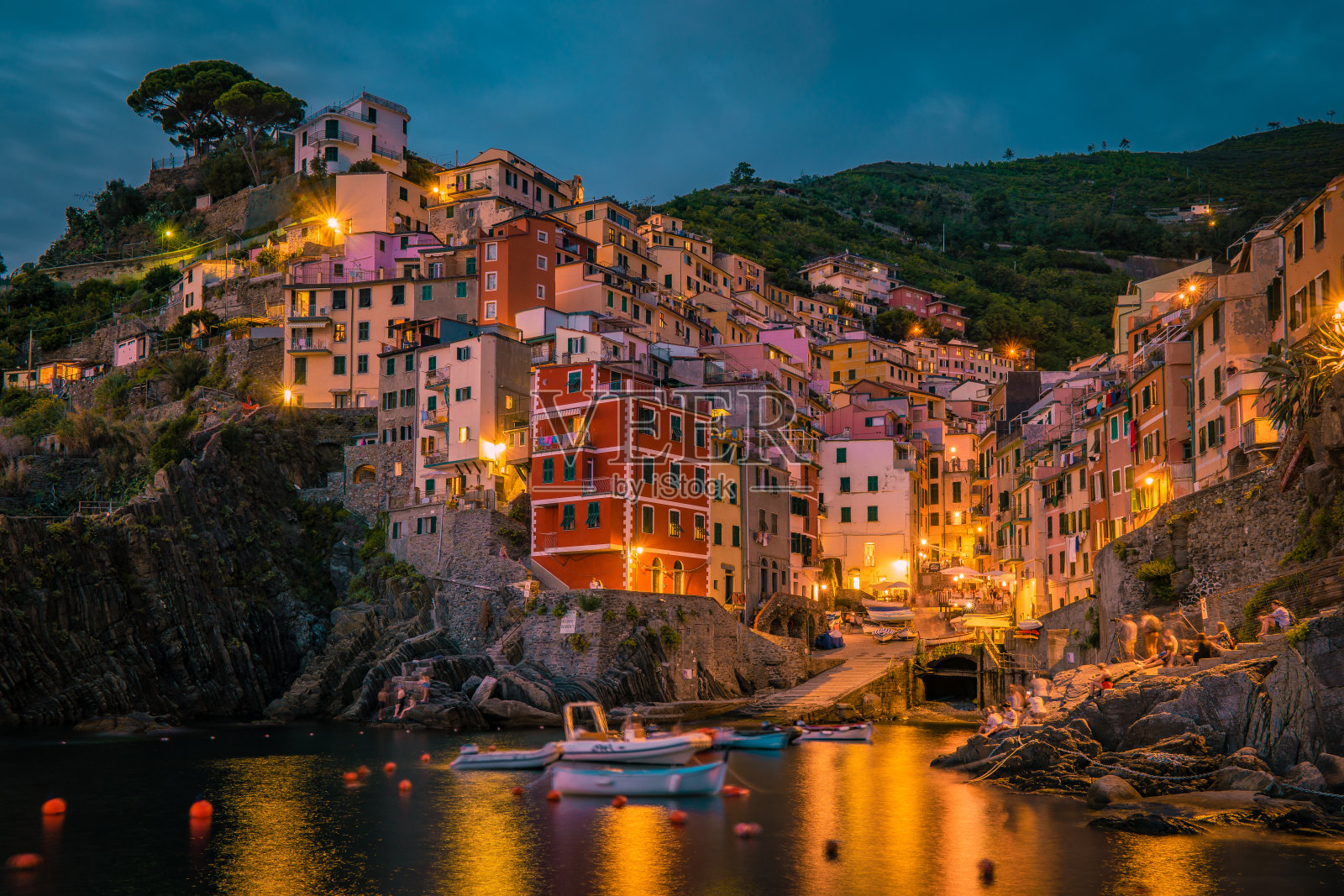 Riomaggiore Cinque Terre意大利，色彩丰富的村庄海港前的海洋照片摄影图片