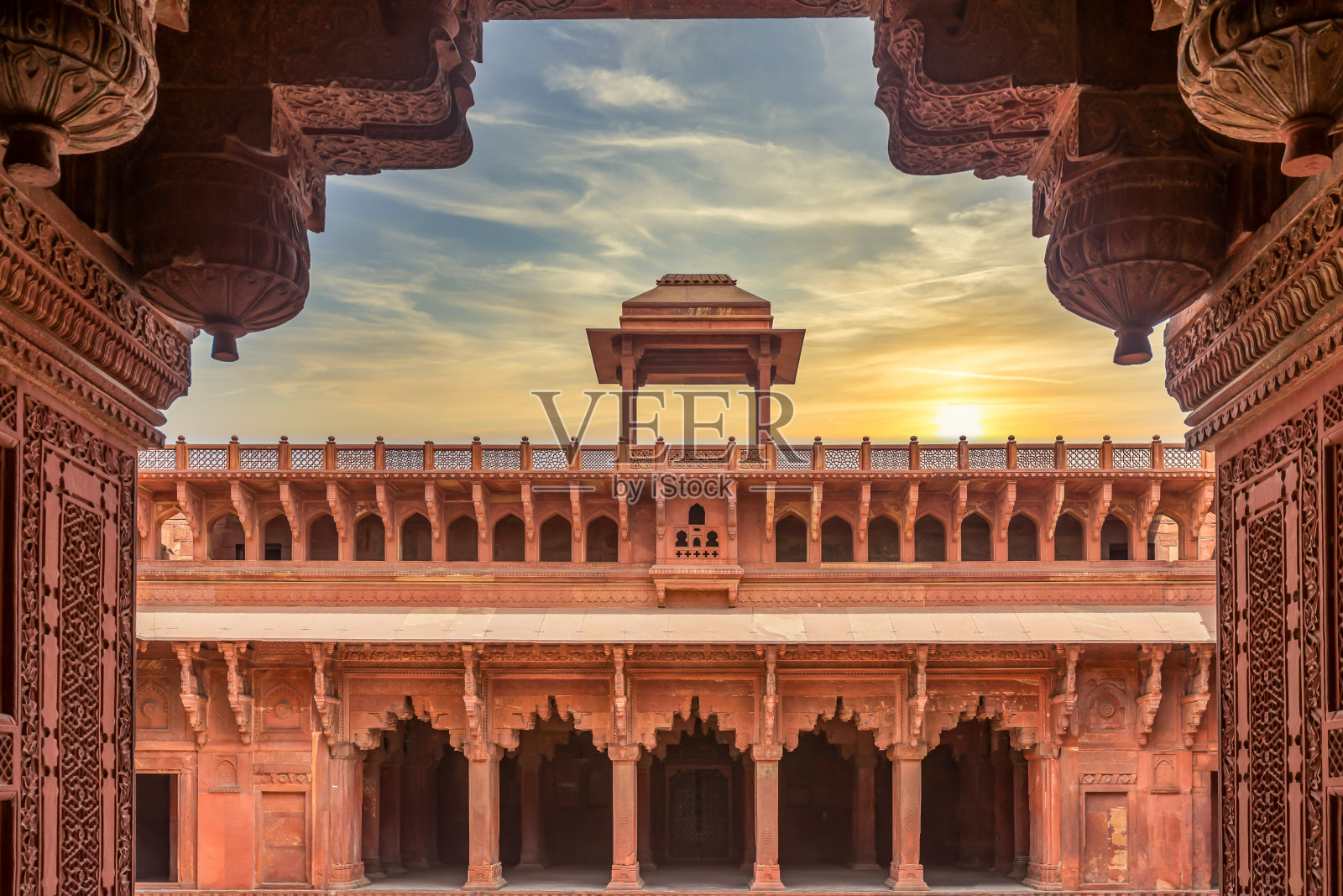 阿格拉堡由莫卧儿皇帝阿克巴建造，历史悠久的中世纪印度红砂岩堡，阿格拉堡是联合国教科文组织世界遗产，位于印度北方邦阿格拉市。照片摄影图片