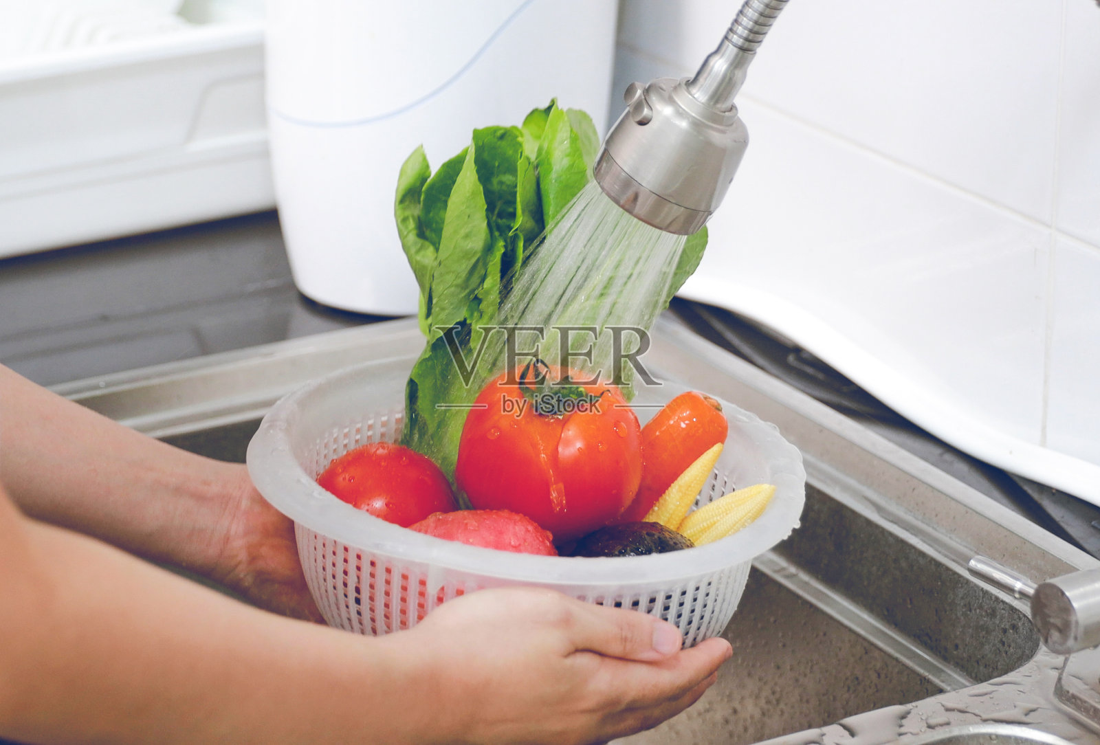 用手在厨房水槽里清洗新鲜蔬菜照片摄影图片