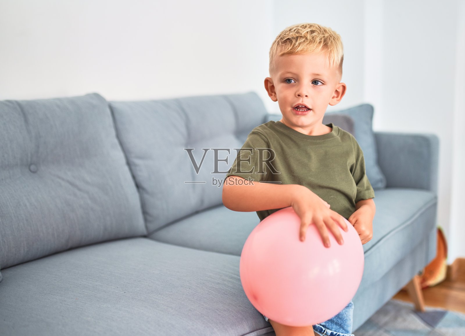 在幼儿园玩粉色气球的白人小孩。学龄前男孩在游戏室玩玩具很开心照片摄影图片
