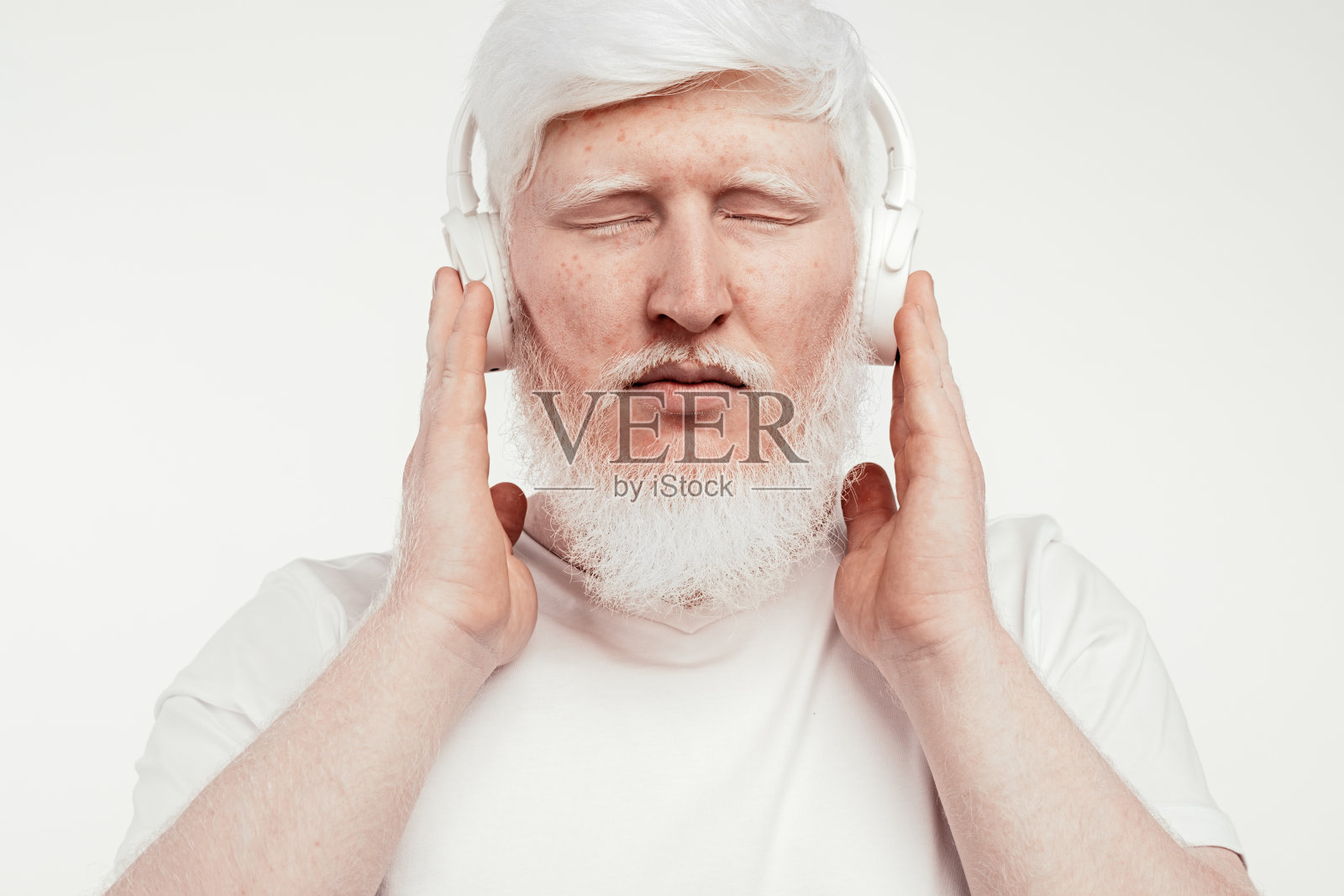 白化病患者戴着耳机听音乐照片摄影图片