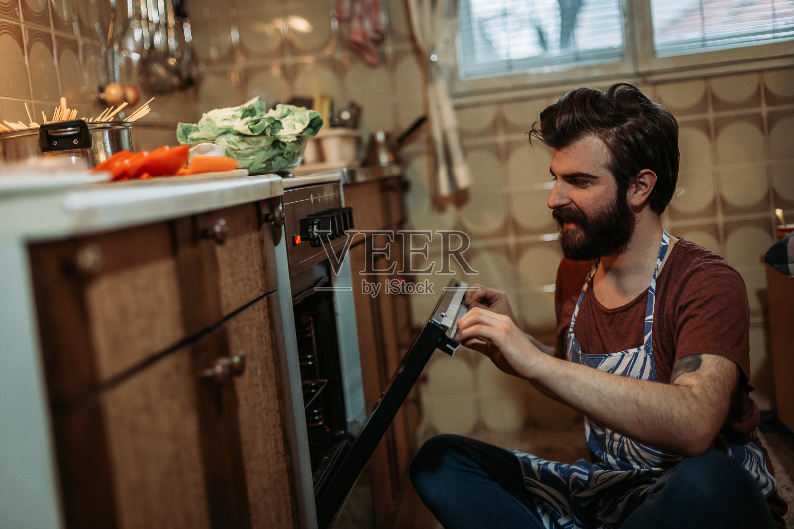 年轻人在家里的厨房里烘焙和准备食物照片摄影图片