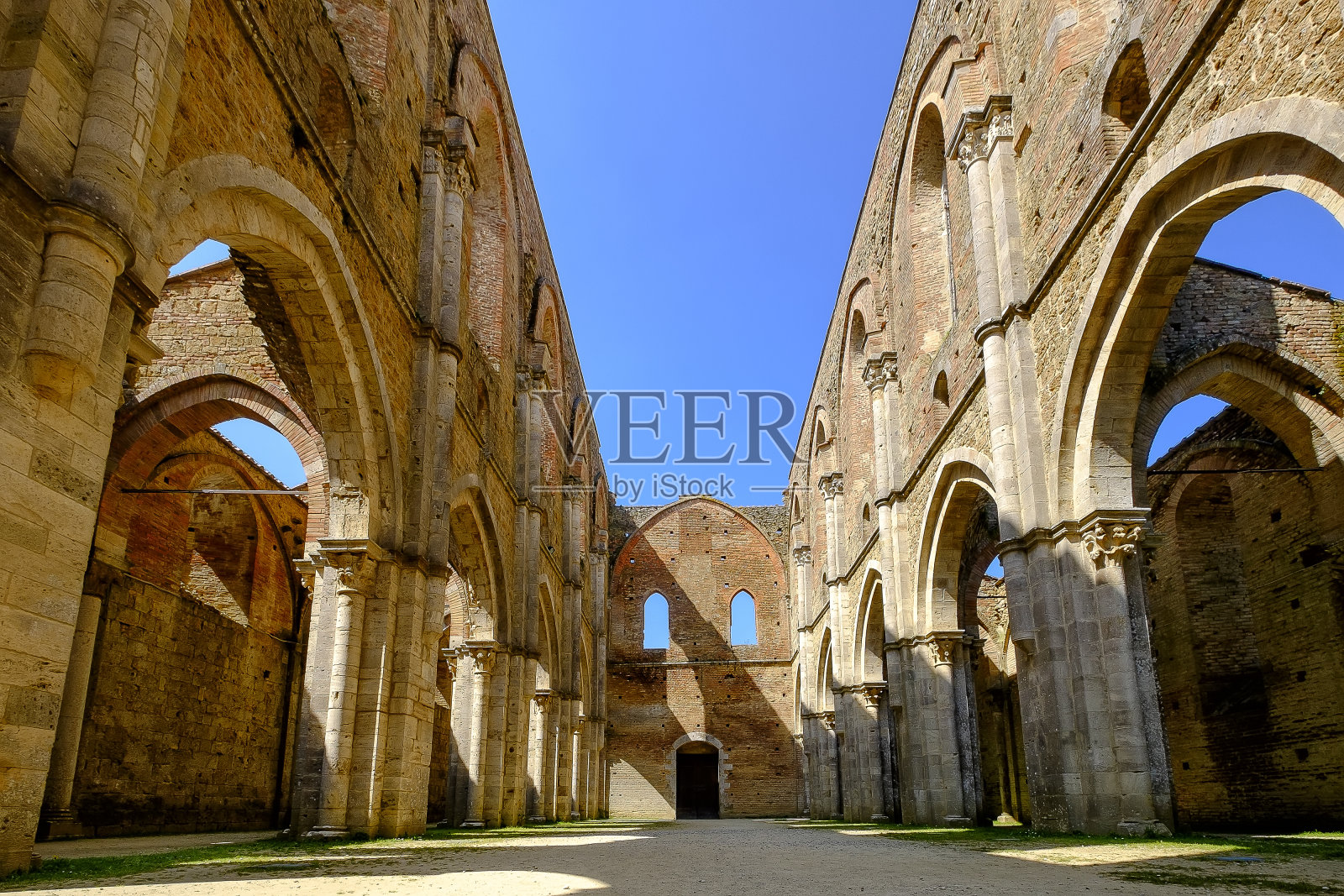 圣加尔加诺:古老的圣加尔加诺修道院，是托斯卡纳罗马式建筑的一个令人惊叹的例子。Chiusdino,锡耶纳,意大利。照片摄影图片