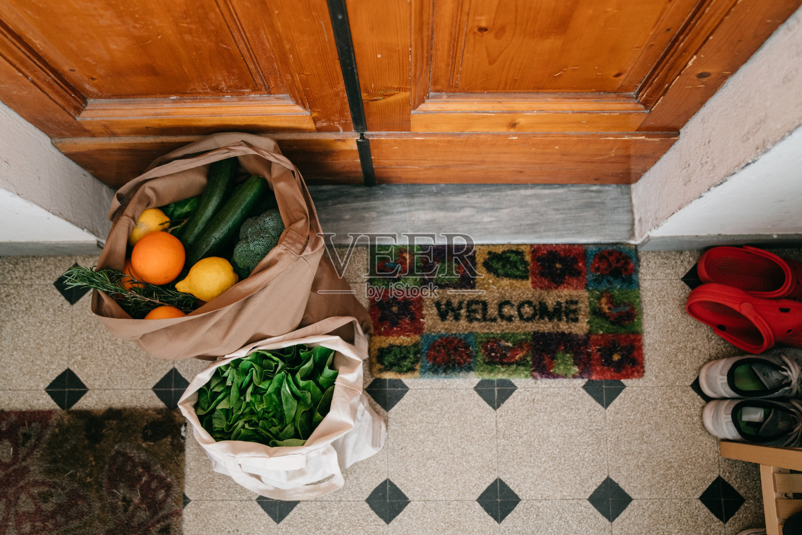 两袋水果和蔬菜送到家门口照片摄影图片