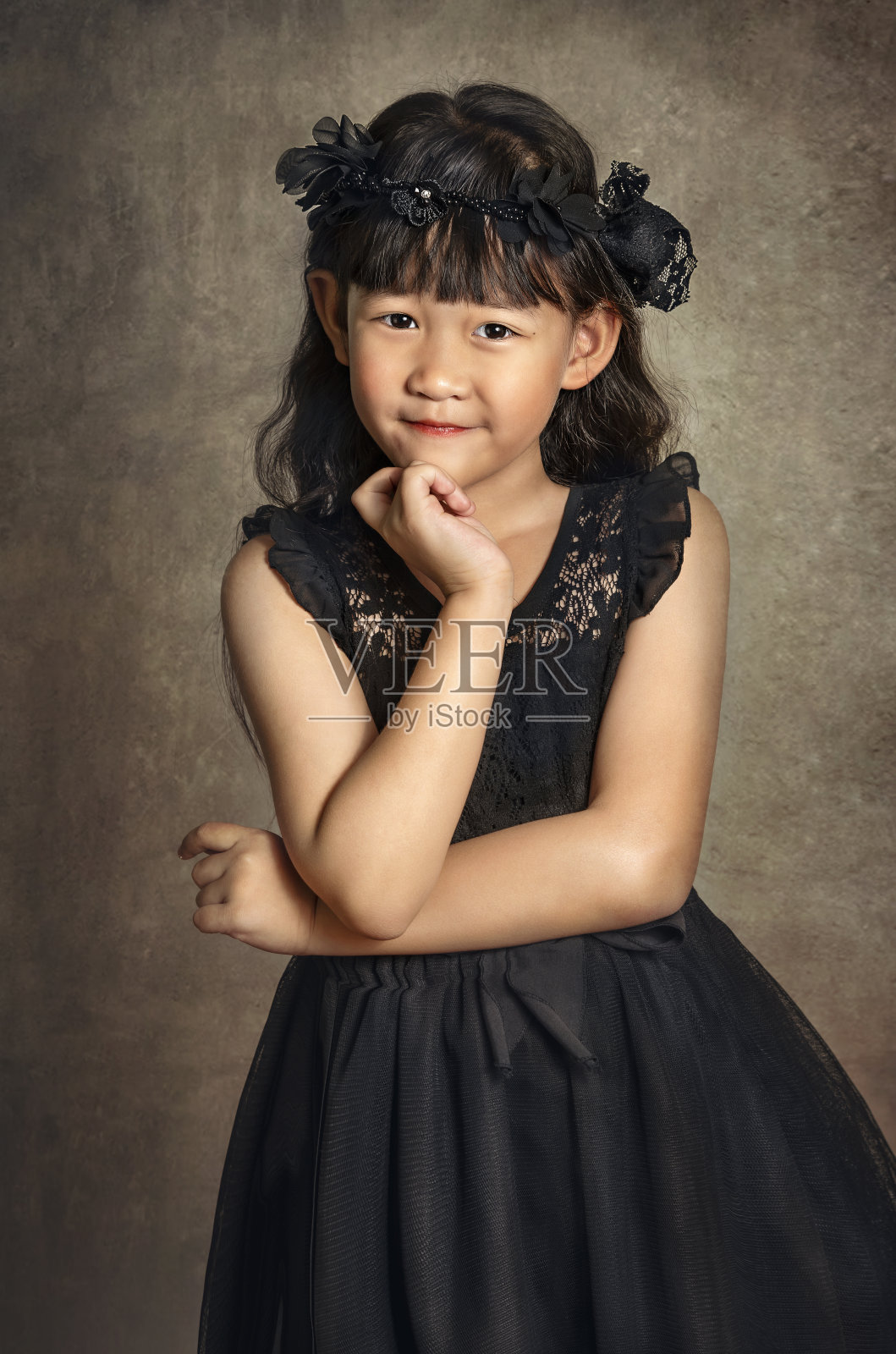 穿着黑色衣服的亚洲小女孩照片摄影图片