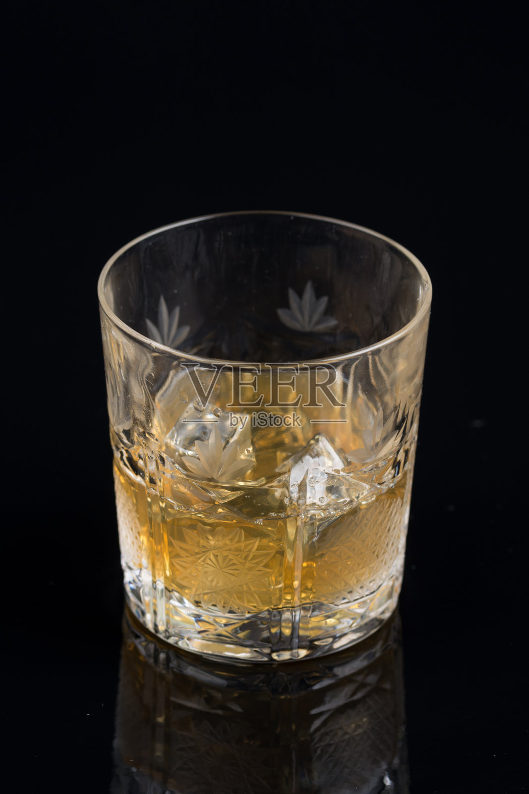 威士忌玻璃在黑色玻璃表面有反射照片摄影图片