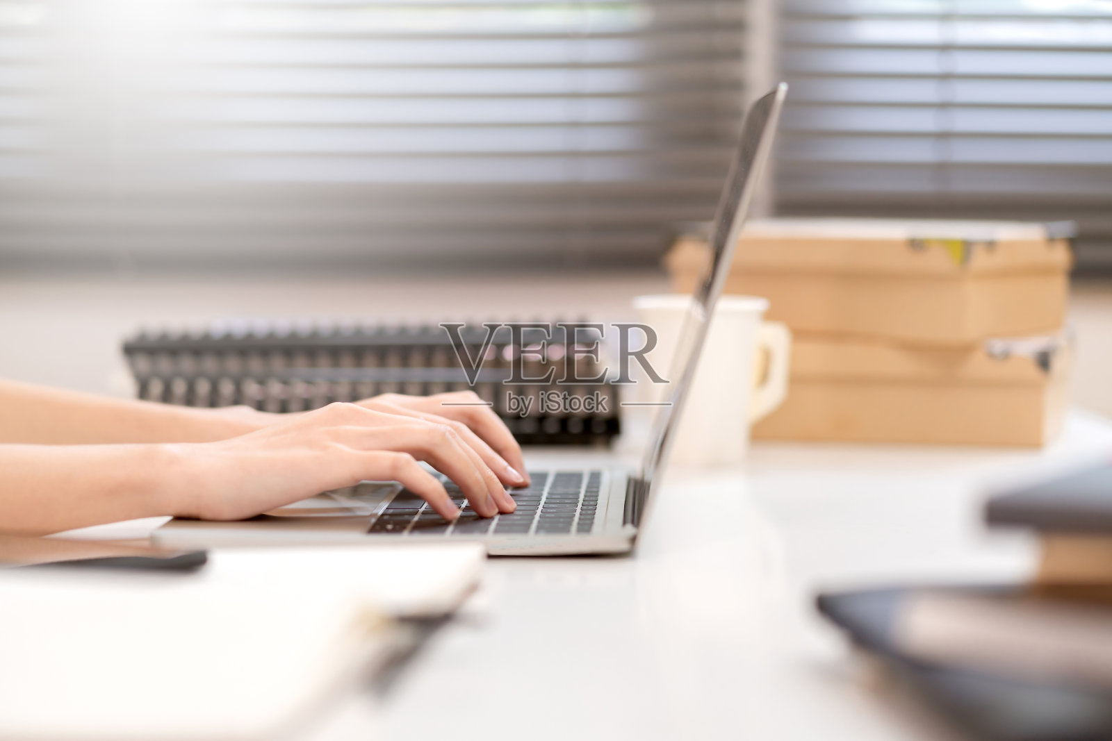 近商务女性手型使用笔记本电脑通讯办公窗口背景照片摄影图片