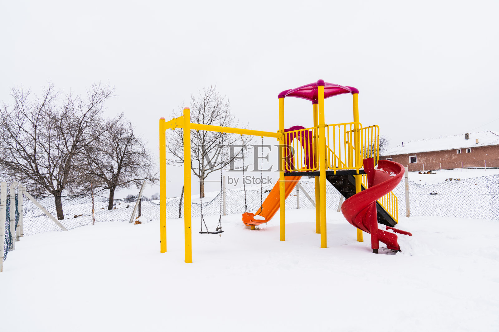 冬天的风景。空旷的雪地景色。雪景下的城市公园。照片摄影图片