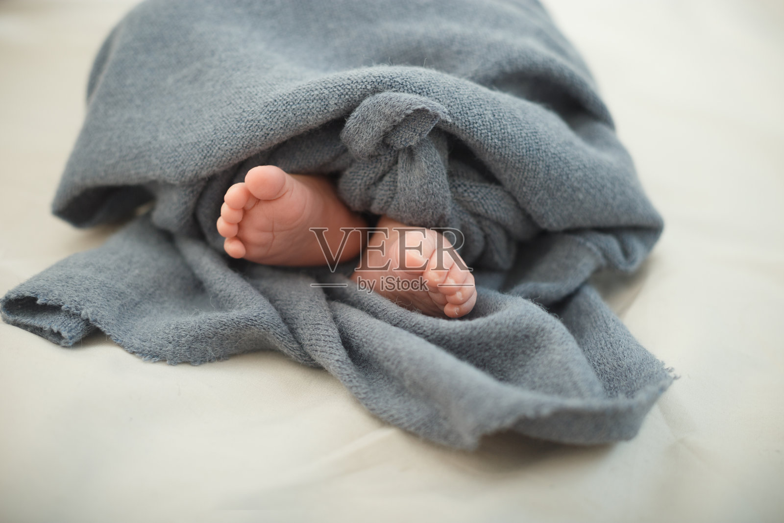 宝宝的脚在毯子里照片摄影图片