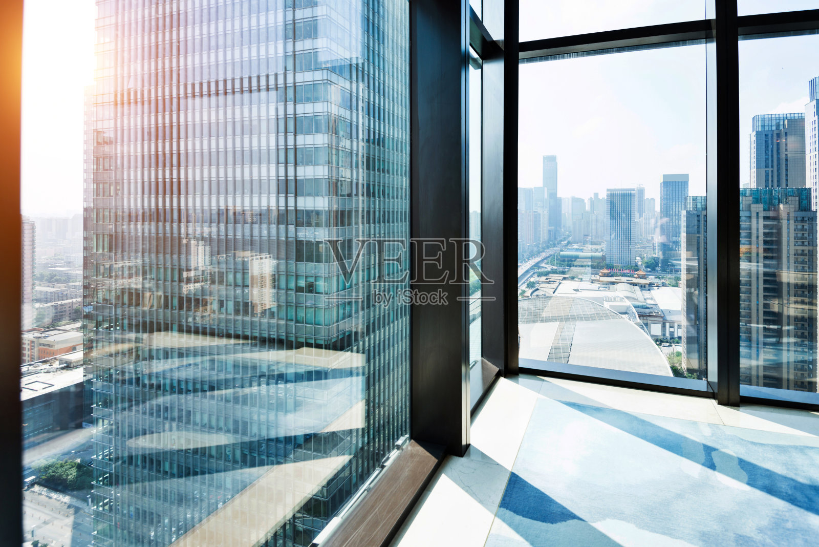 窗外的现代建筑和城市景观照片摄影图片