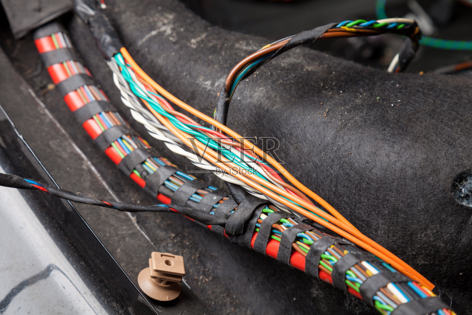 大型宽电缆，橙色和绿色的多色电线，电线修理厂的连接器和端子，电工用于连接和传输电力和汽车数字信号照片摄影图片