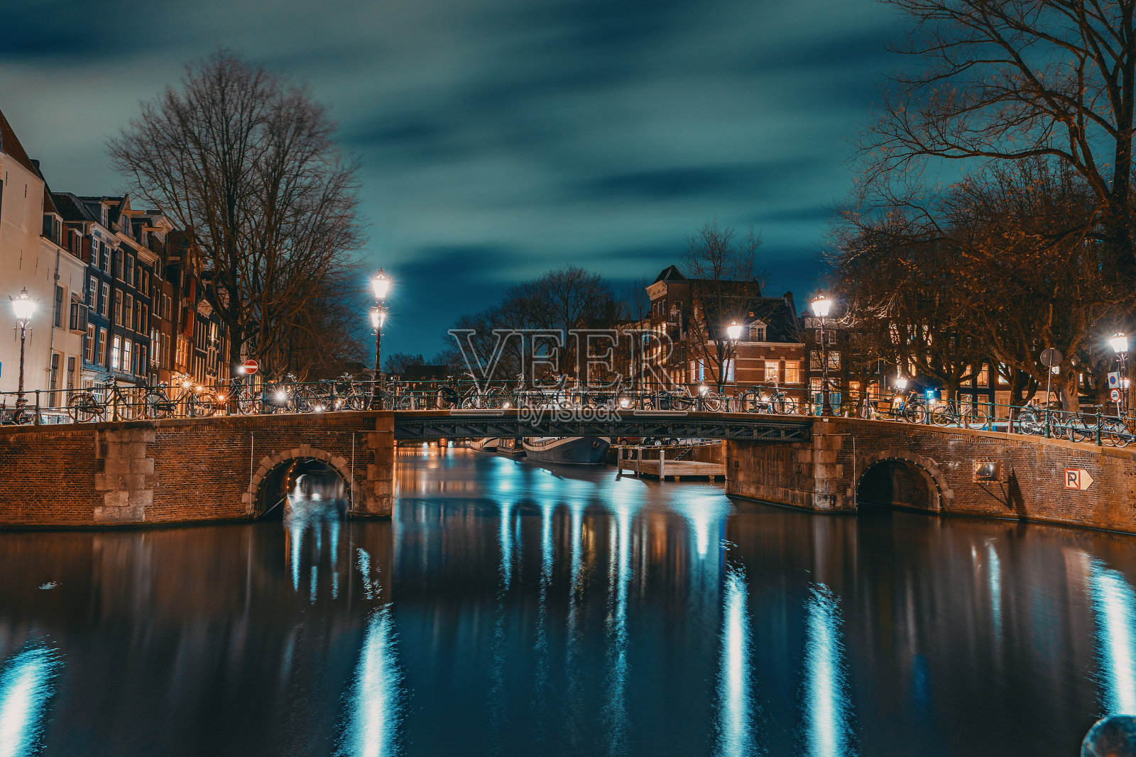 阿姆斯特丹运河的夜晚灯火通明的桥。阿姆斯特丹——荷兰的旅游首都照片摄影图片