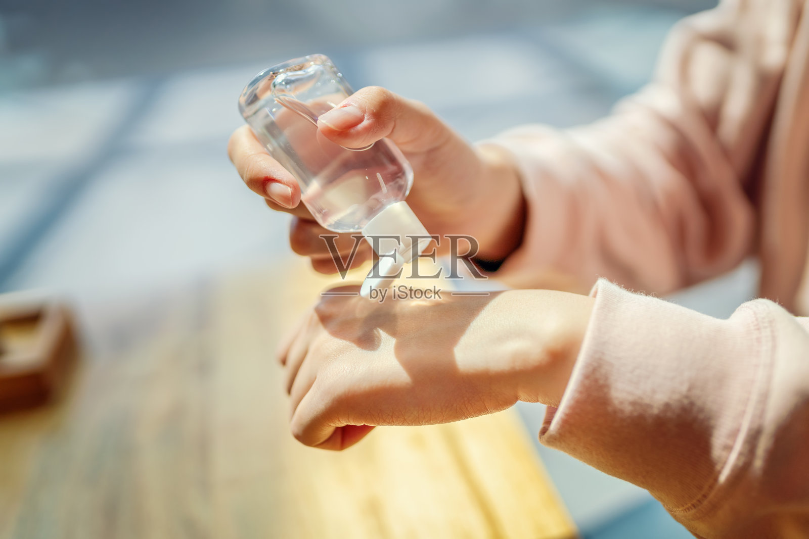 年轻女性使用洗手液洗手液照片摄影图片