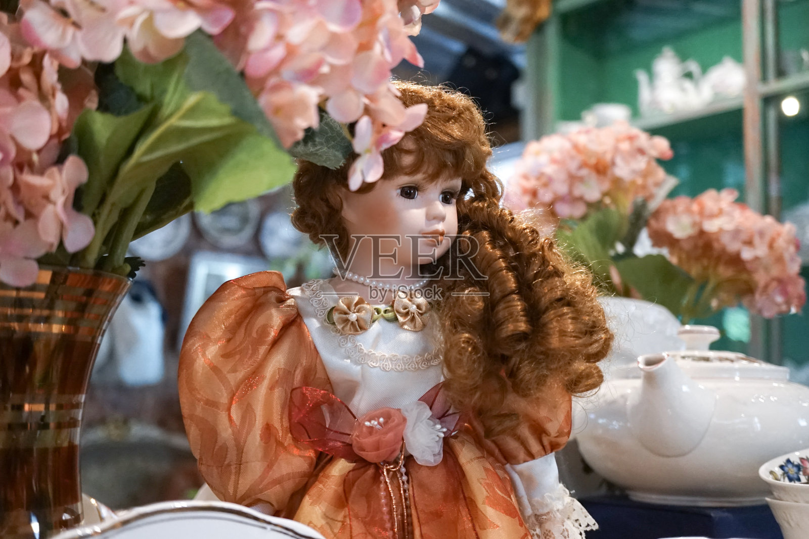 复古娃娃。肖像照片的古董娃娃在古典欧洲女士的服装，关闭。照片摄影图片