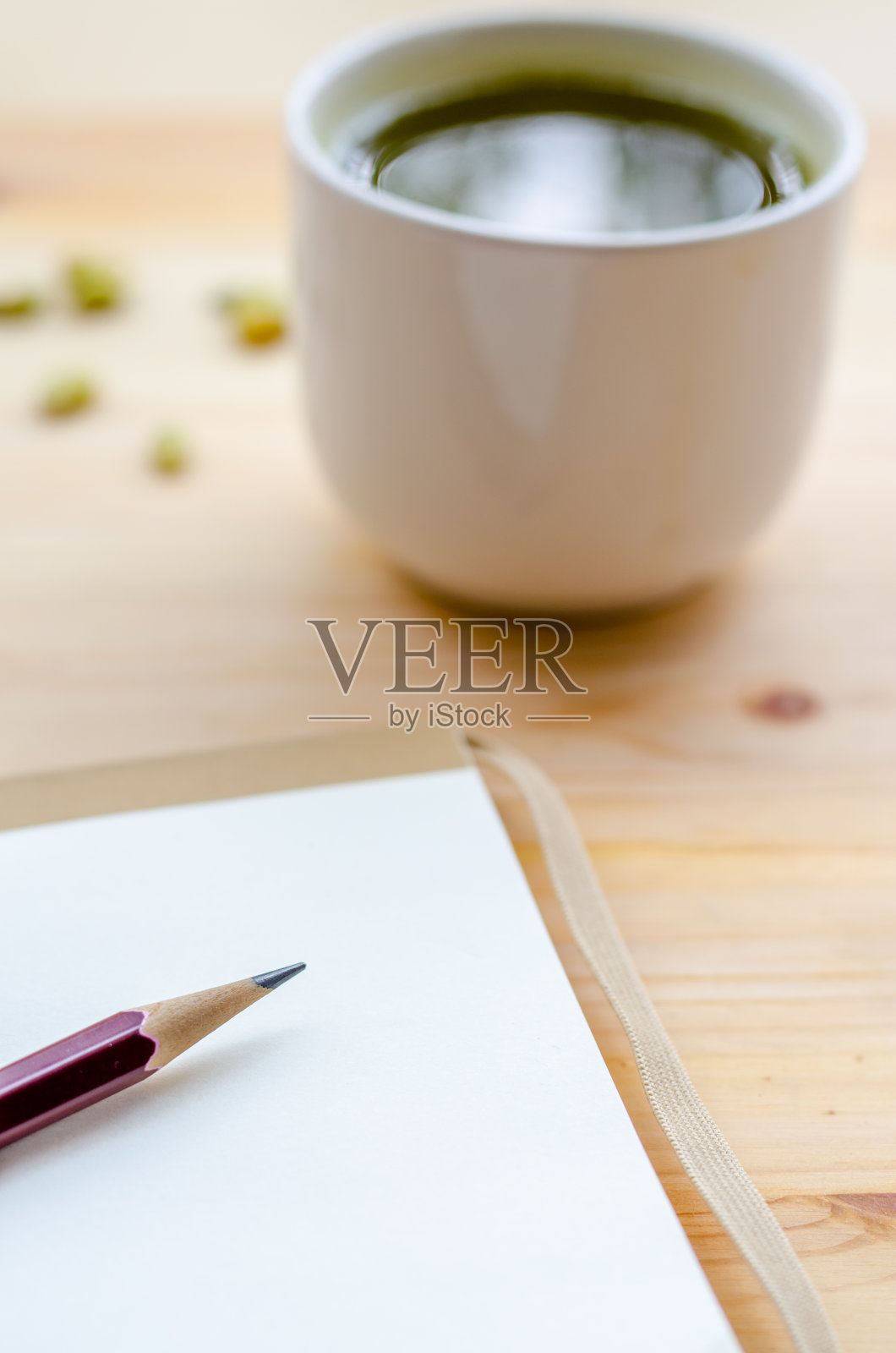抹茶绿茶和白纸笔记在木制的背景照片摄影图片