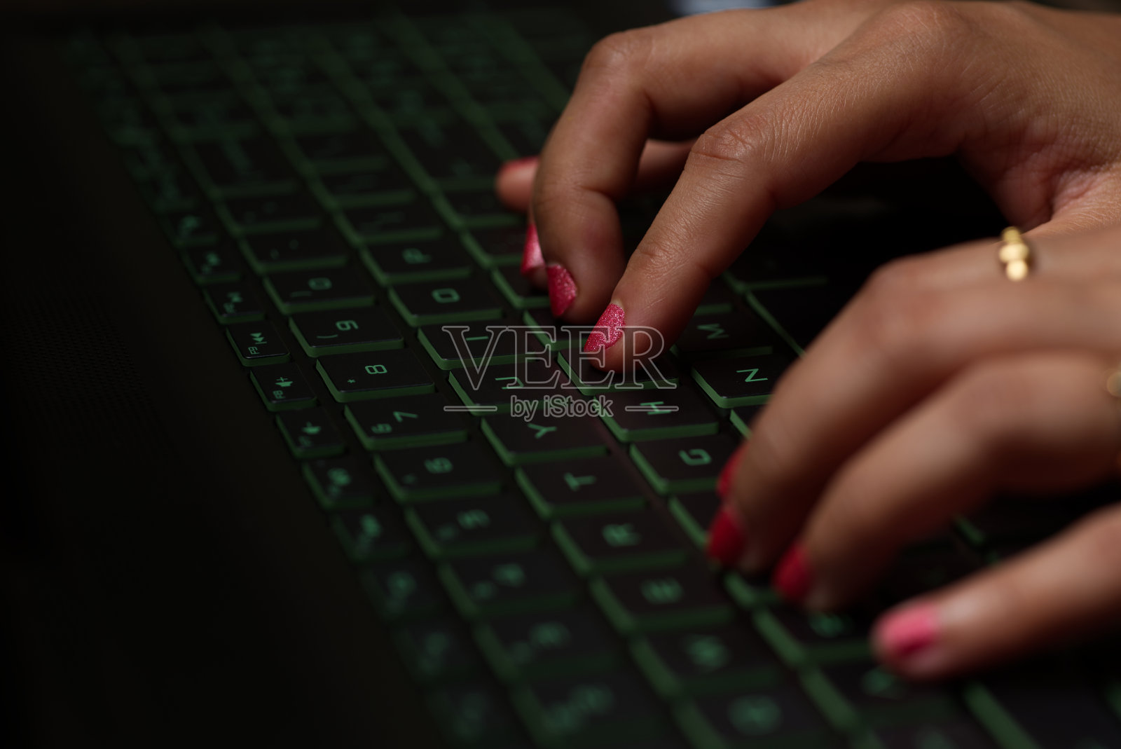 年轻的印度女子在笔记本电脑键盘上打字照片摄影图片