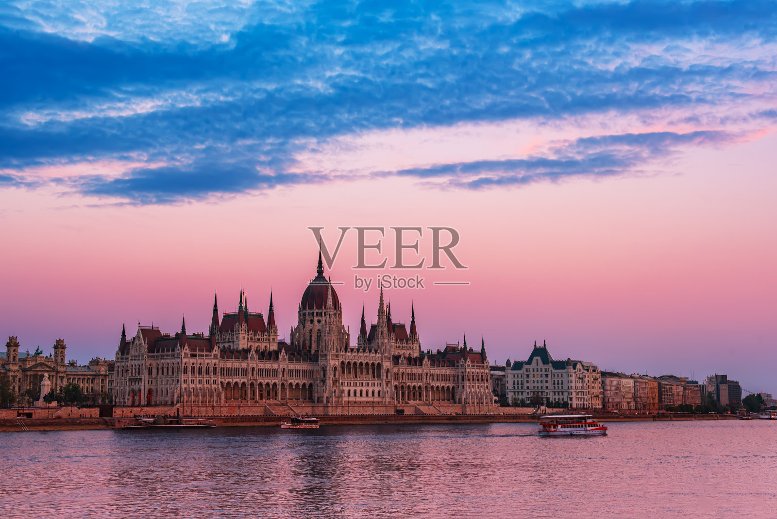 布达佩斯议会和河流照片摄影图片