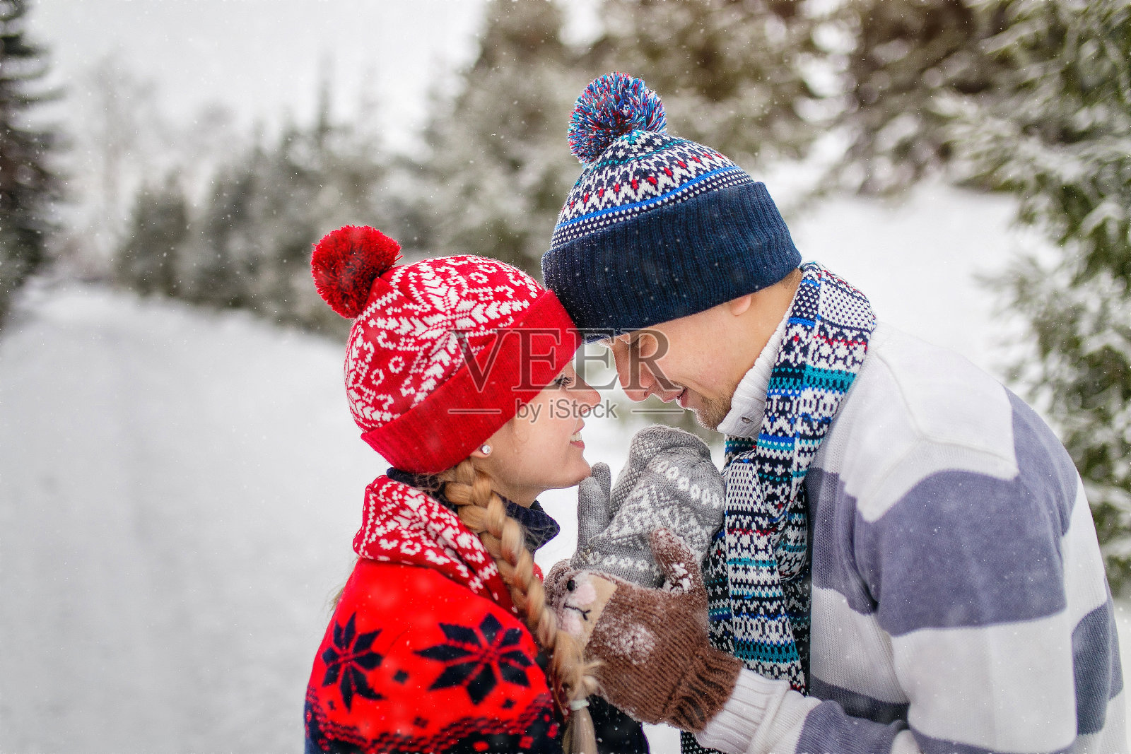 年轻的情侣在寒冷的冬天户外相爱照片摄影图片