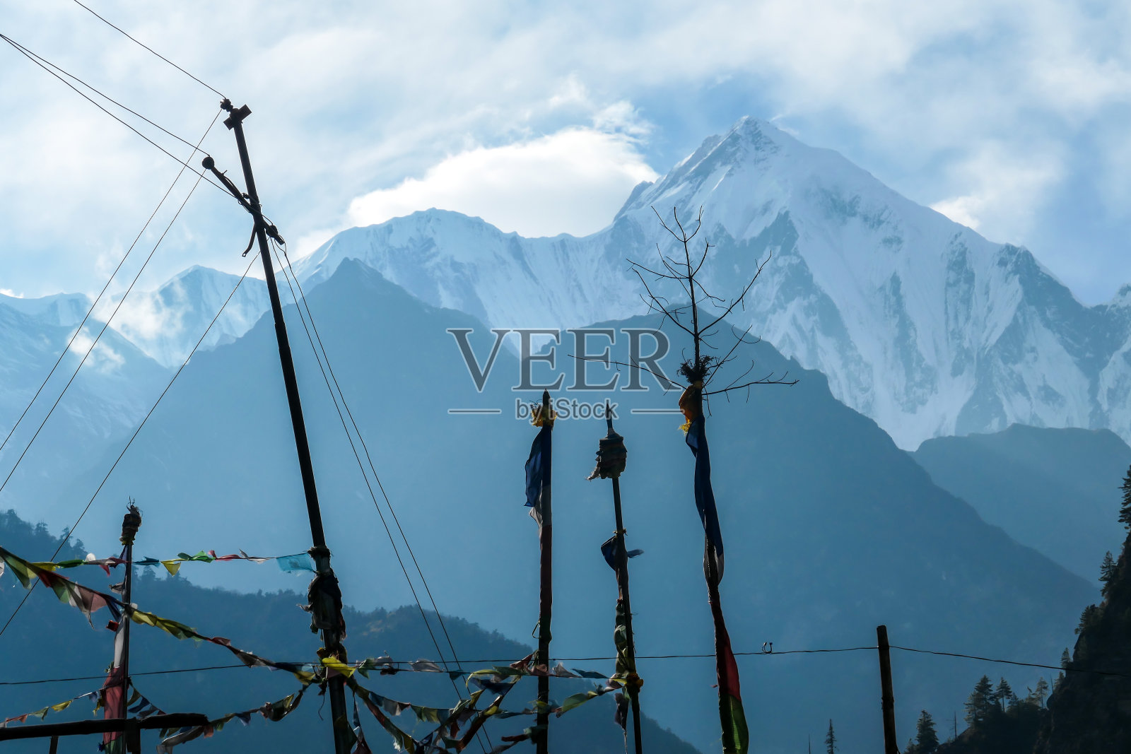 Chame -喜马拉雅贫瘠山坡上的遥远景色照片摄影图片
