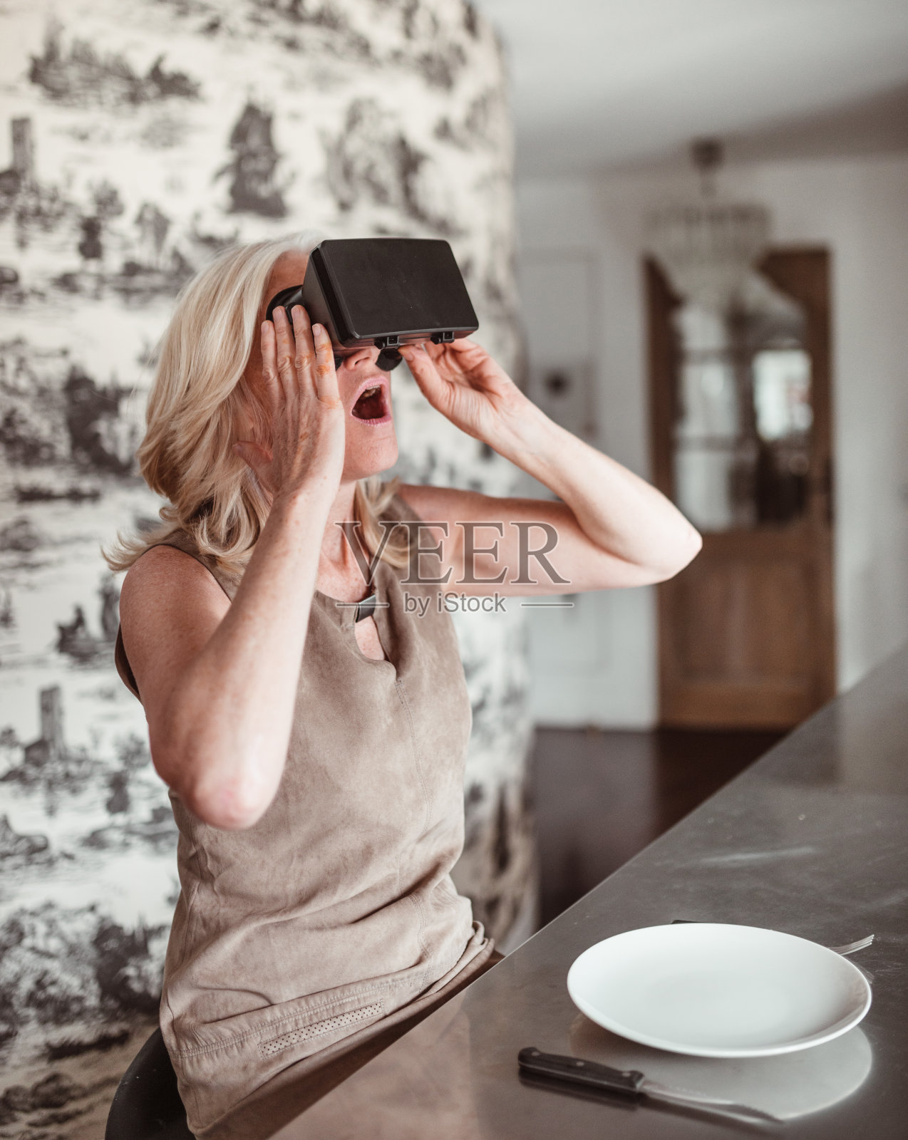女人在虚拟现实中吃午餐照片摄影图片