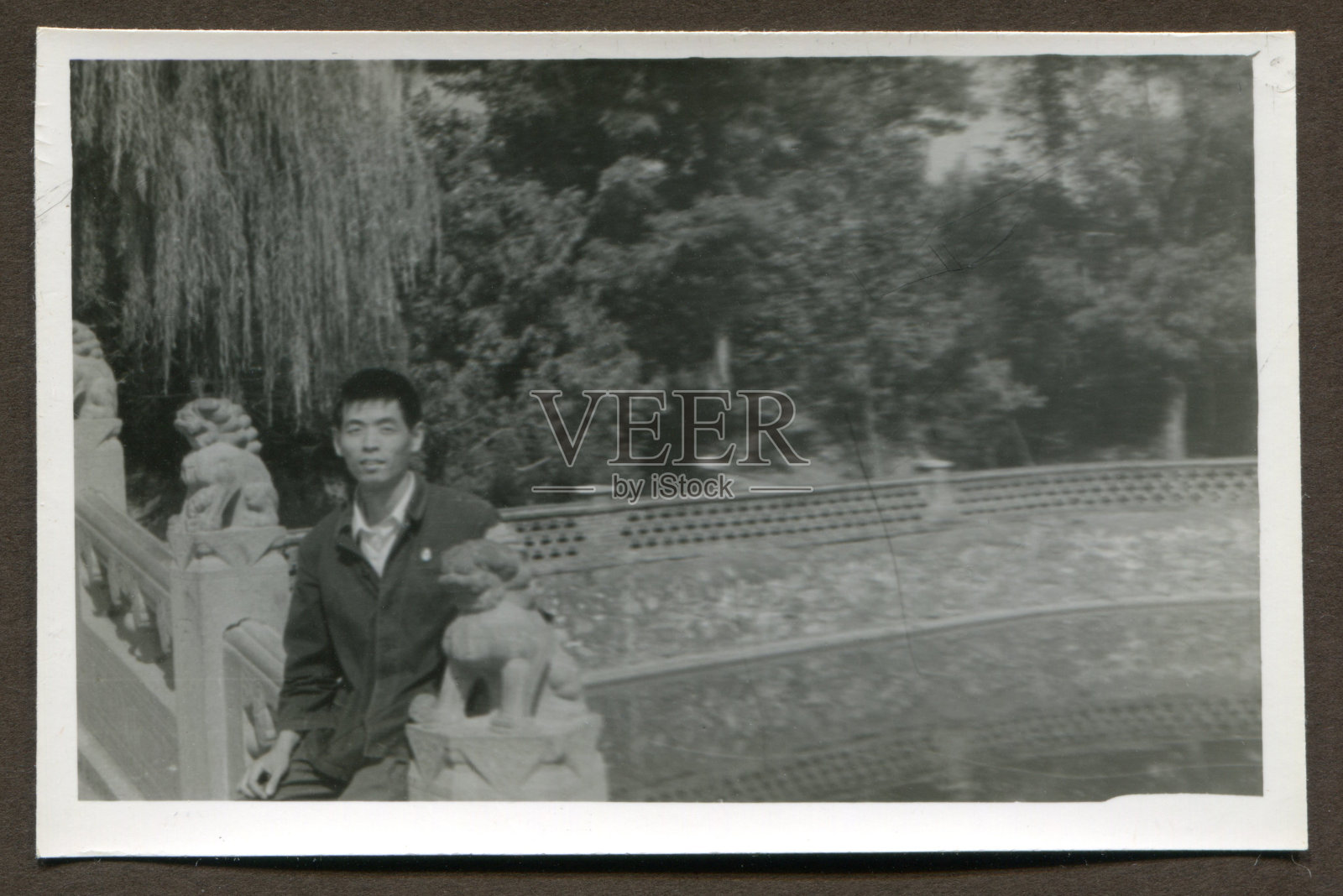 80年代中国青年肖像单色老照片照片摄影图片