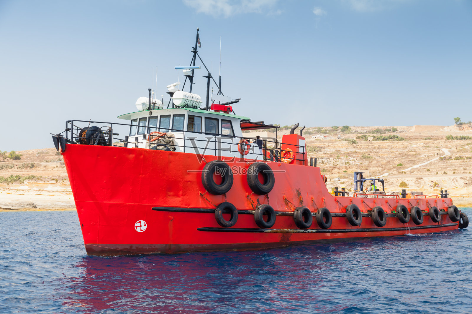 一艘鲜红色的拖船驶近马耳他岛照片摄影图片