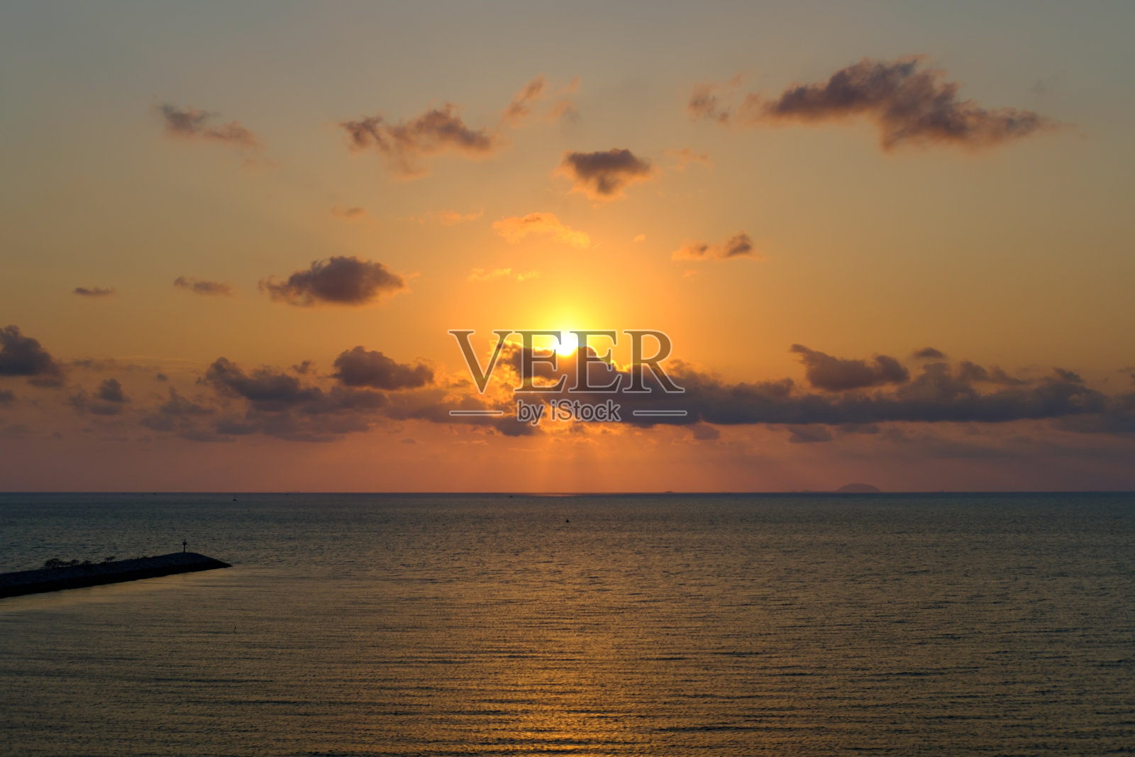 夕阳西下，夕阳海，美丽的日落海景芭堤雅海滩，泰国，东南亚。照片摄影图片