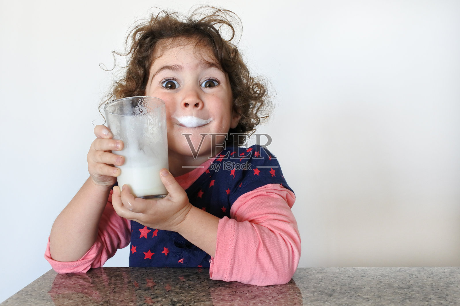 厚脸皮的小女孩喝牛奶照片摄影图片