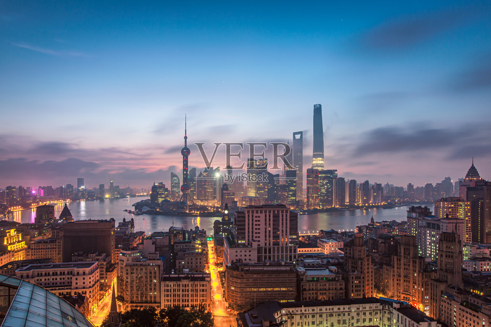 黎明时分的上海照片摄影图片