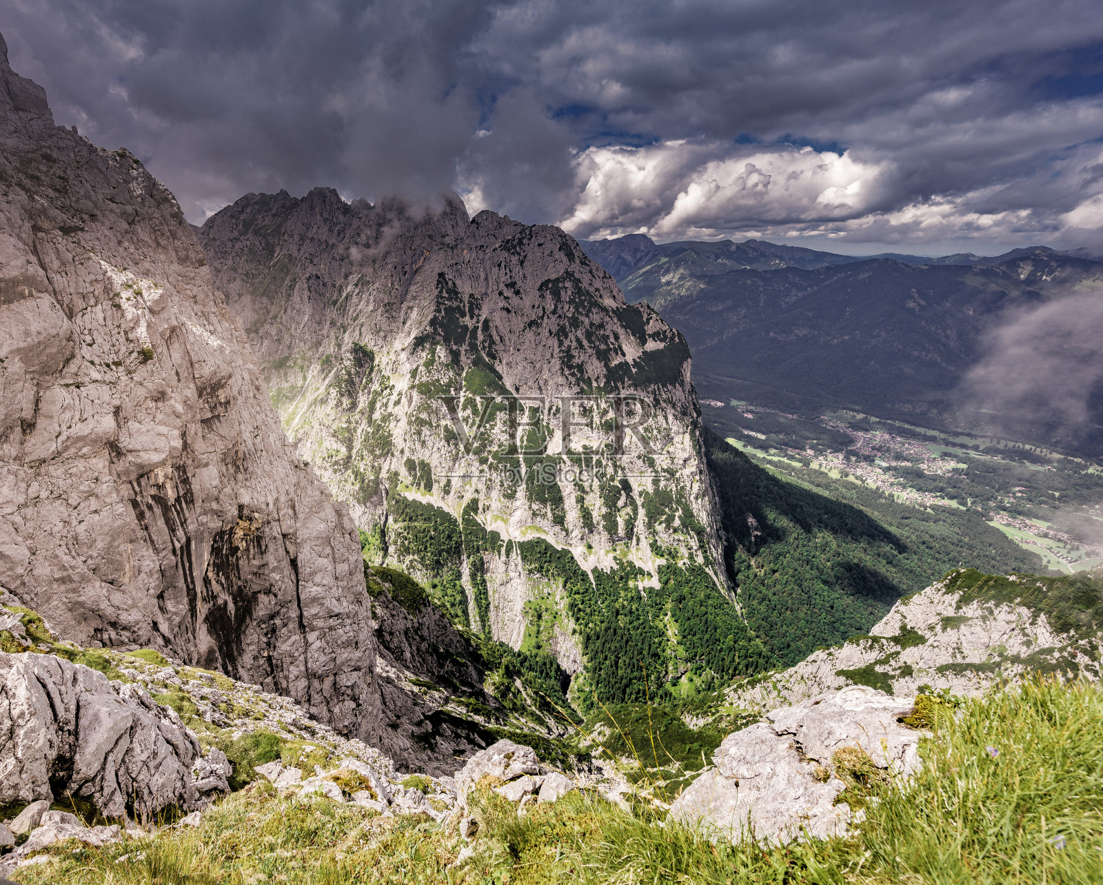 德国巴伐利亚州维特斯坦Zugspitze的巴伐利亚阿尔卑斯山的美妙景色照片摄影图片