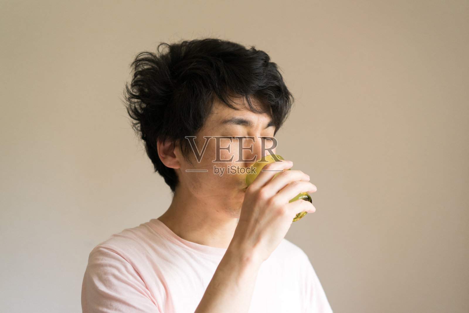 亚洲男人早上在家喝一杯水照片摄影图片