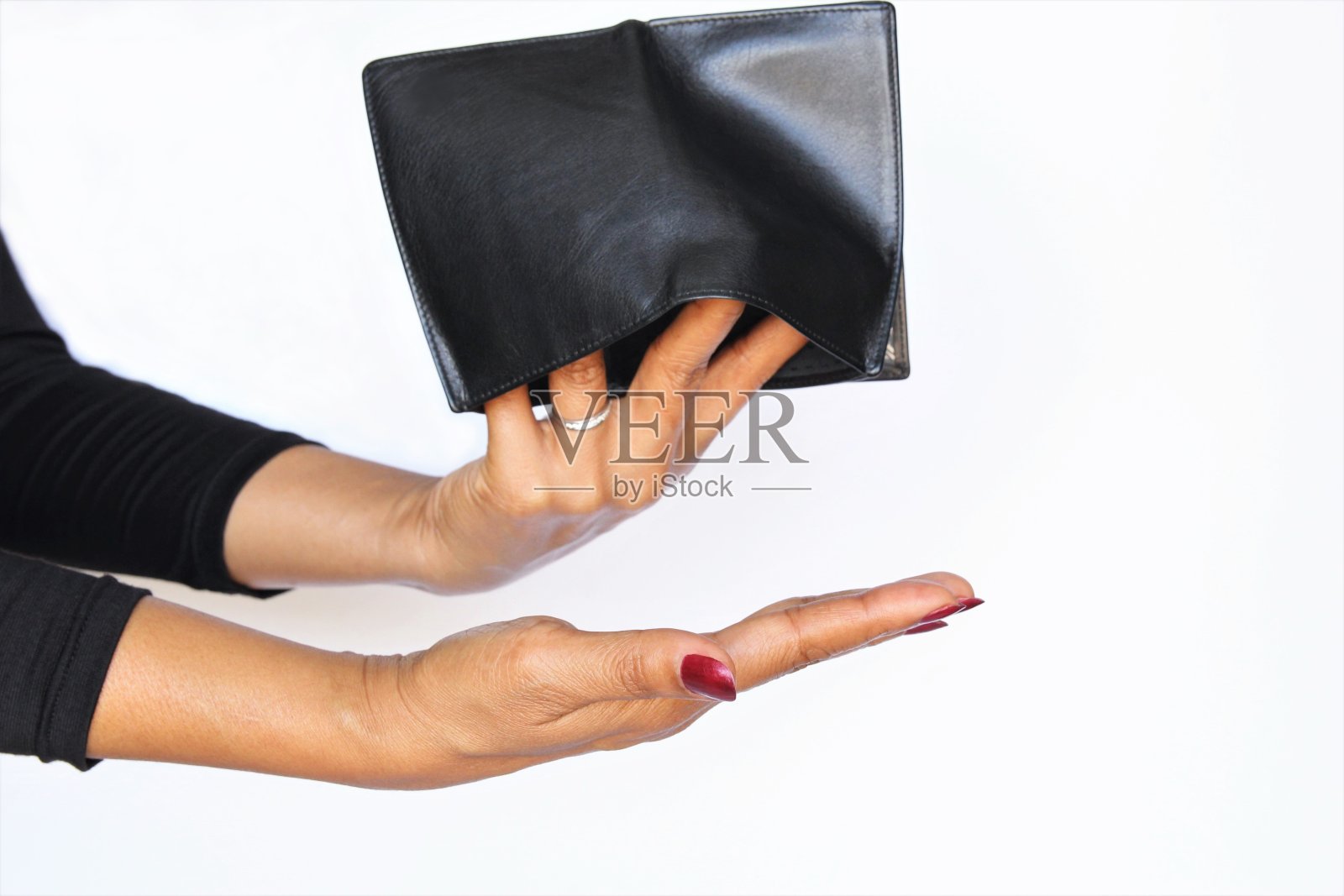 女人的手显示空钱包倒置。照片照片摄影图片