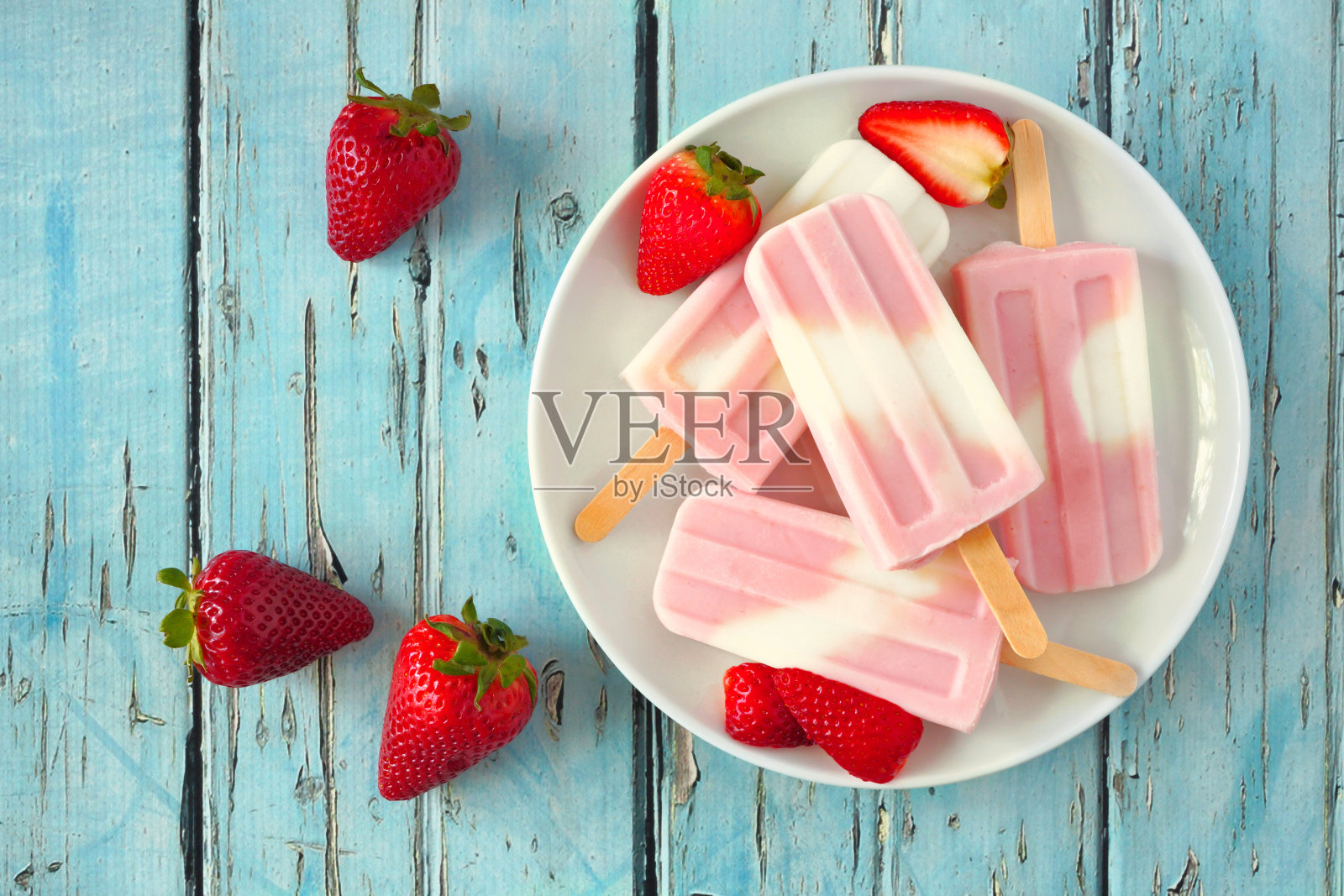 健康的草莓酸奶冰棒顶视图桌子场景对蓝色的木头照片摄影图片