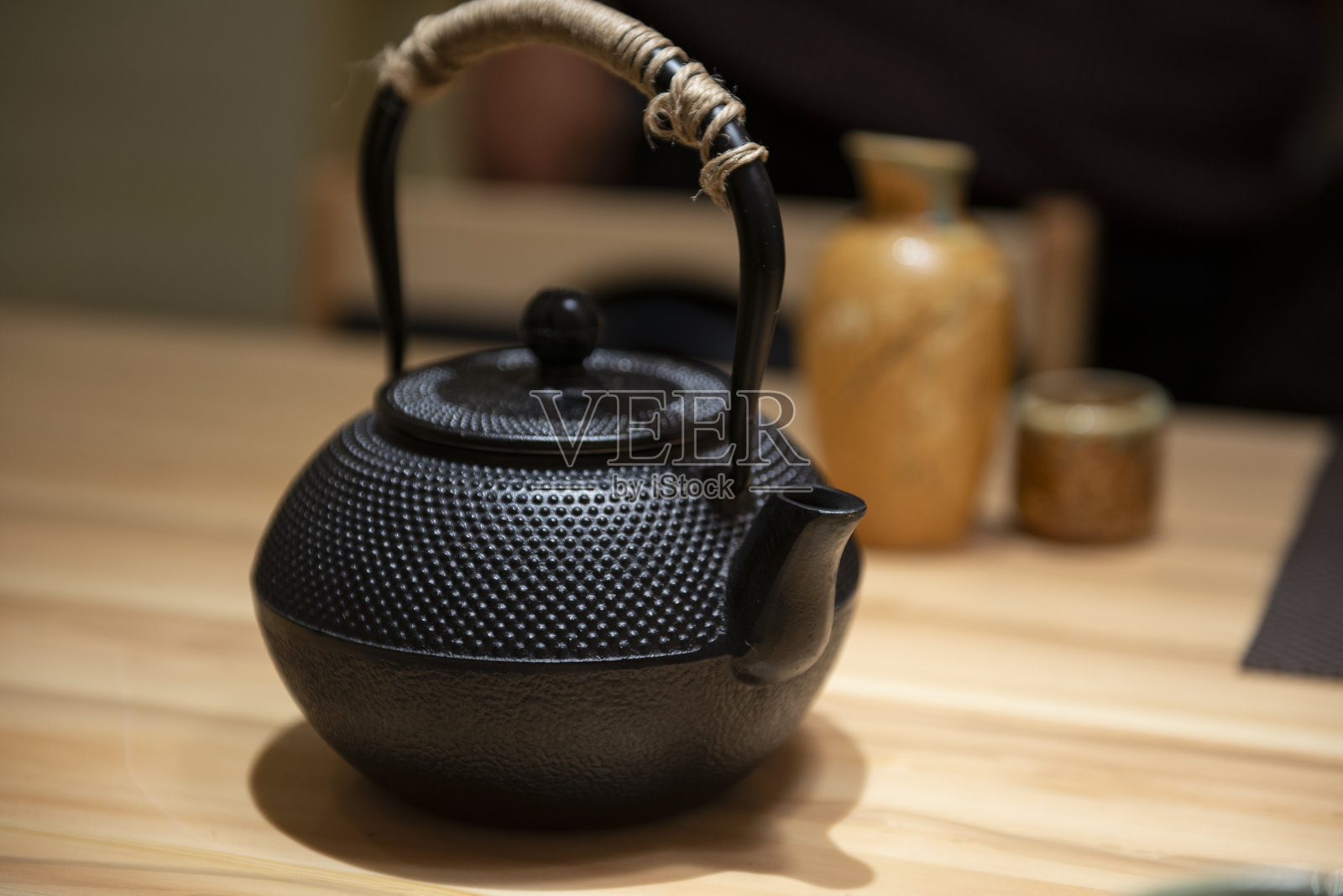 日本传统黑铁扁圆茶壶照片摄影图片