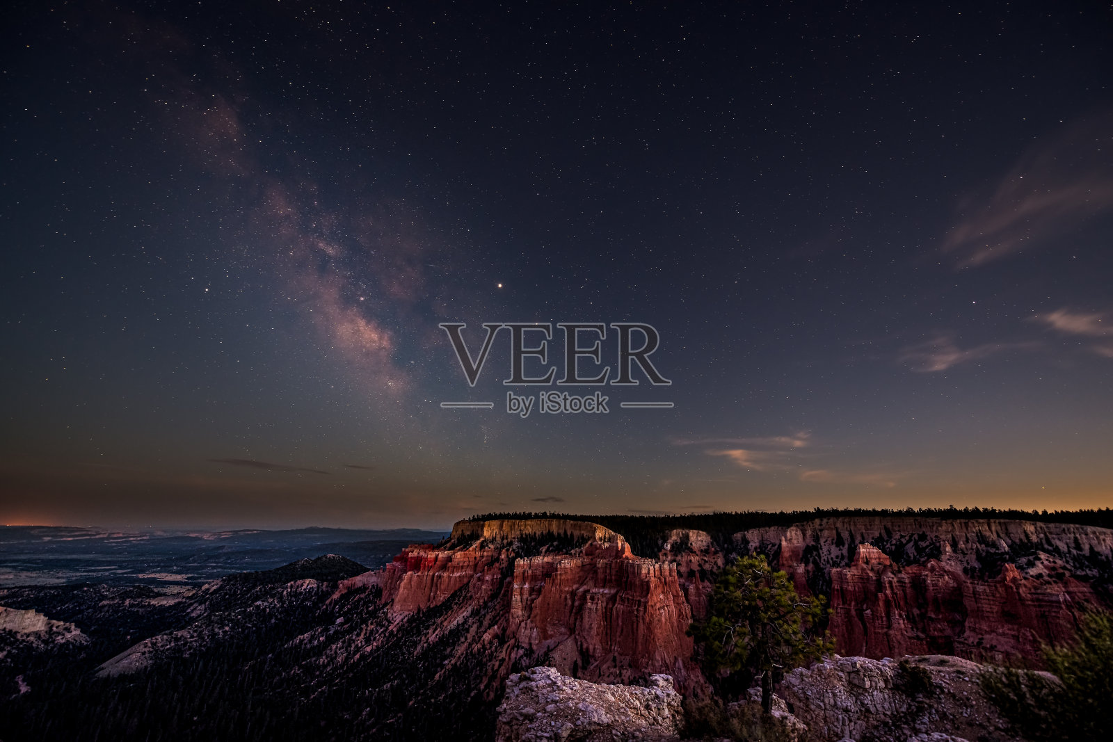 夜空与黑暗的银河星图在布莱斯峡谷国家公园在犹他州的帕里亚观俯瞰和岩层全景视角照片摄影图片